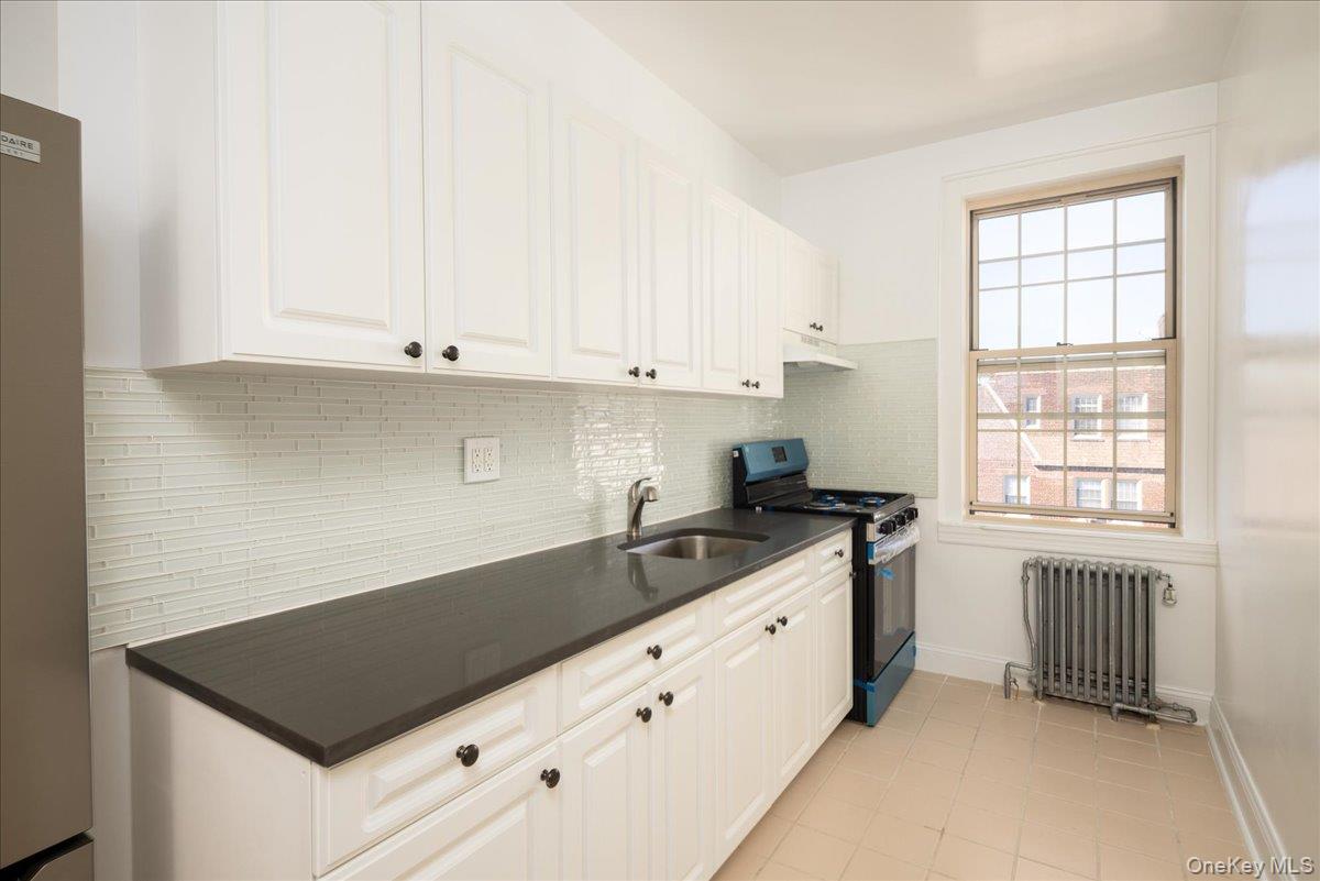 This top floor amazing 2-bedroom, 1 bathroom apartment at Talbot Gardens Condominium features your own private roof top deck which is over 500 sq. ft. This gorgeous property with meticulously landscaped grounds and beautiful views is located in a quaint, quiet building. The spacious master bedroom fits a king-size bed, while the second bedroom can accommodate a queen-size bed. The apartment also features a beautiful sunroof letting in lots of natural sunlight. There is a private Carriage house on premises with a doorman. This is a pet-friendly building close to the LIRR, E & F trains on Union Turnpike. Common Charges a month are: $758.97 and real estate taxes $3, 704.13 annually.