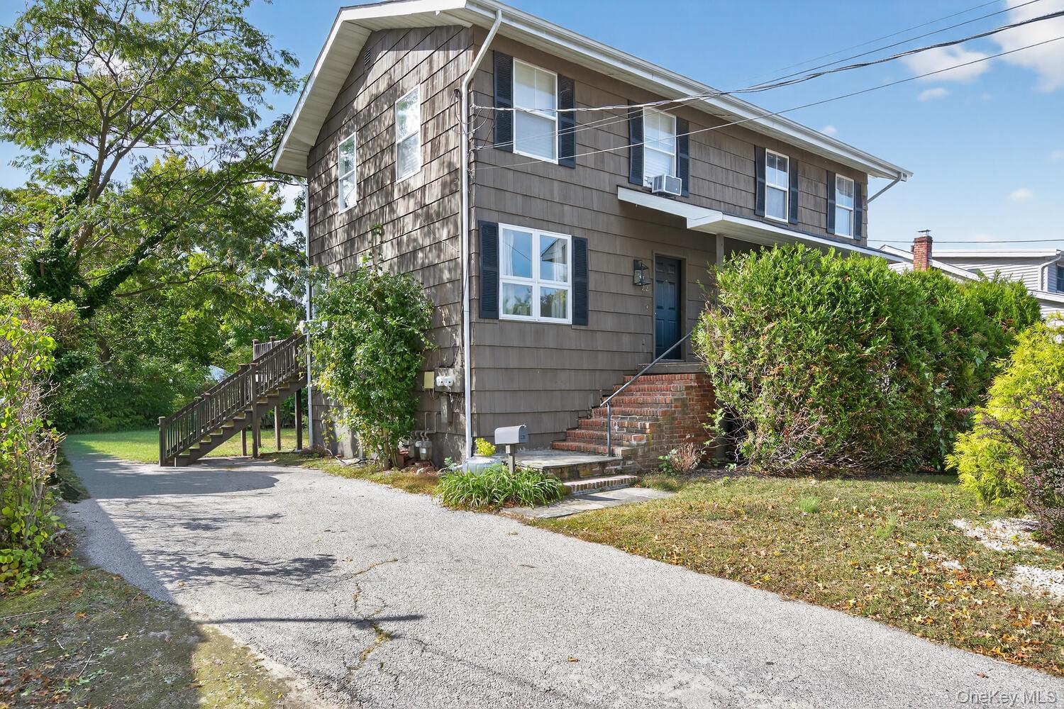 Great Duplex Spacious and Bright. Lrm, Eik, 2 Berms, 1 Bath