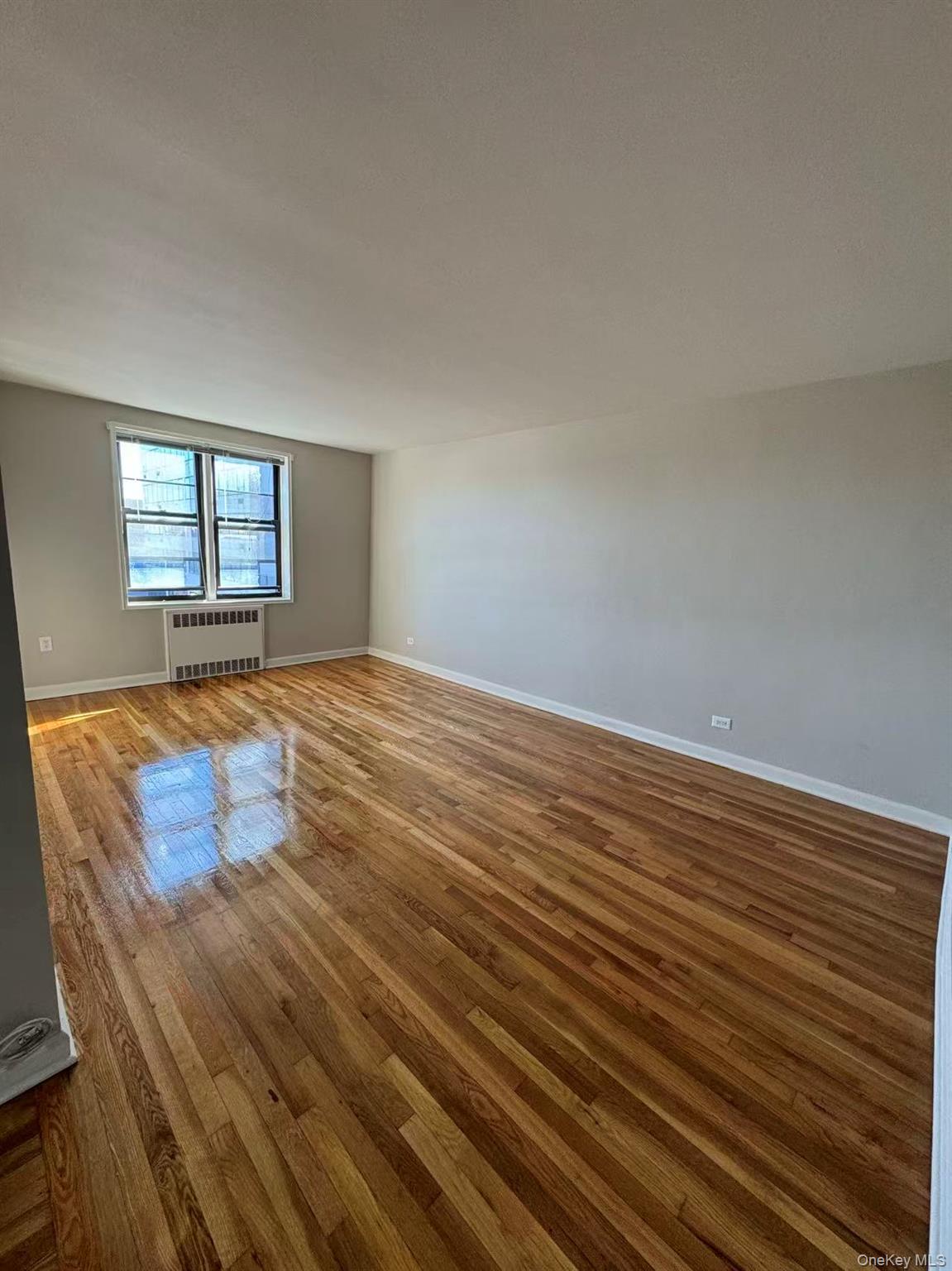 New on Market in the hart of convenience Queens area. All brand new apartment. Huge Living Room, Bedroom, and Dinning Area. Transportation: Highway, Subway, Hospital, Supermarket, and Bus are all near by easy to reachable. Don&rsquo;t miss this great chance for this Huge and Beautiful unit.