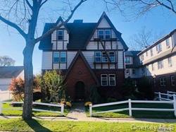 Super cute vintage Babylon village apartment. 1st floor unit. 2 bedroom, Lots of storage, newer bathroom. Cats only- 2 max, Close to town and the train. Street parking only (plenty of it), no laundry in building. Perfect Location! Minimum credit score of 700 required