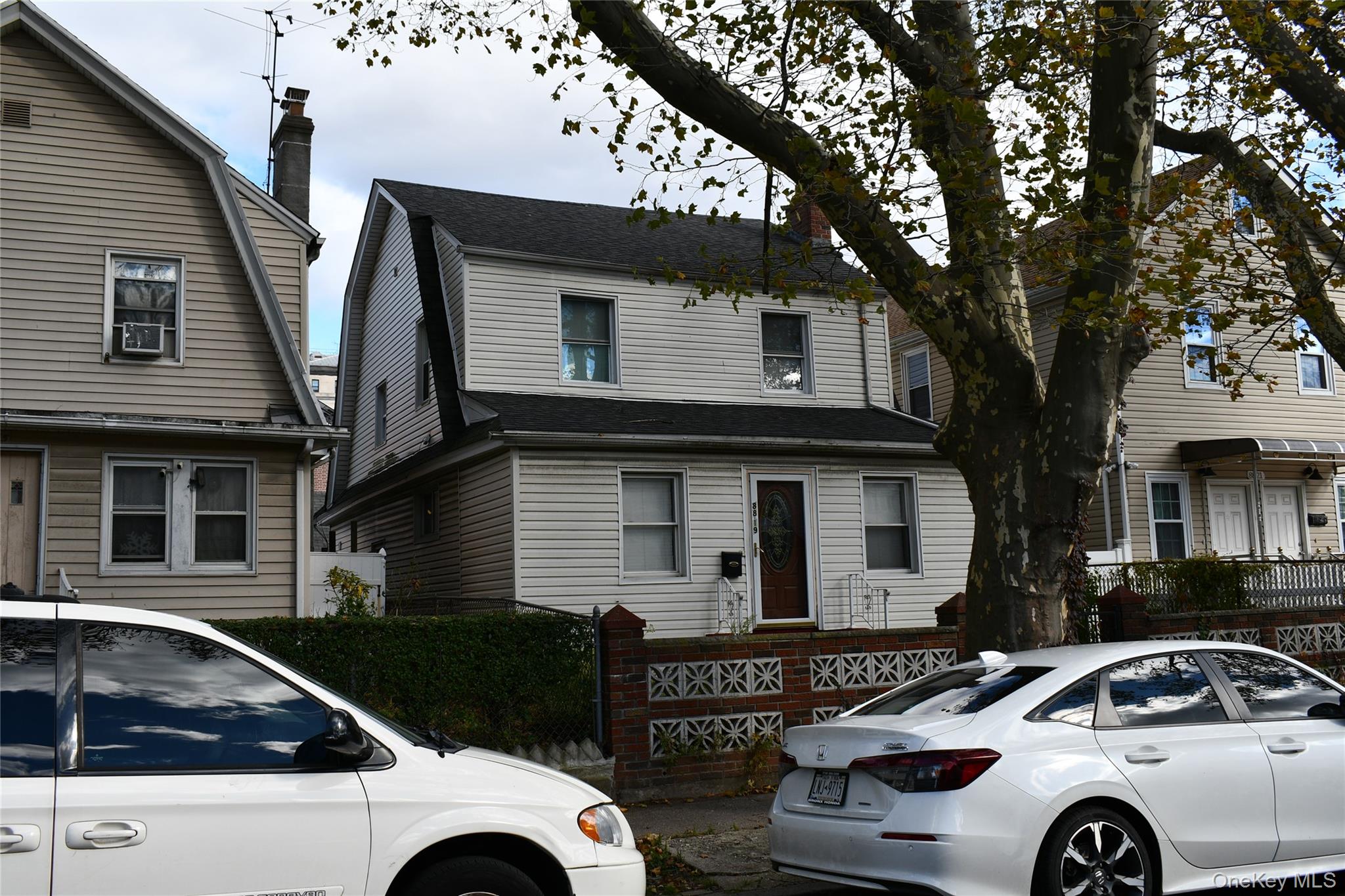 Just listed, detached colonial with 4 Bedrooms, 2.5 baths, 2 car garage. Close to E, F, J, Lirr Trains - Just minutes from both airports, JFK, LGA - All information to be indepently verified by buyer and their attorney.