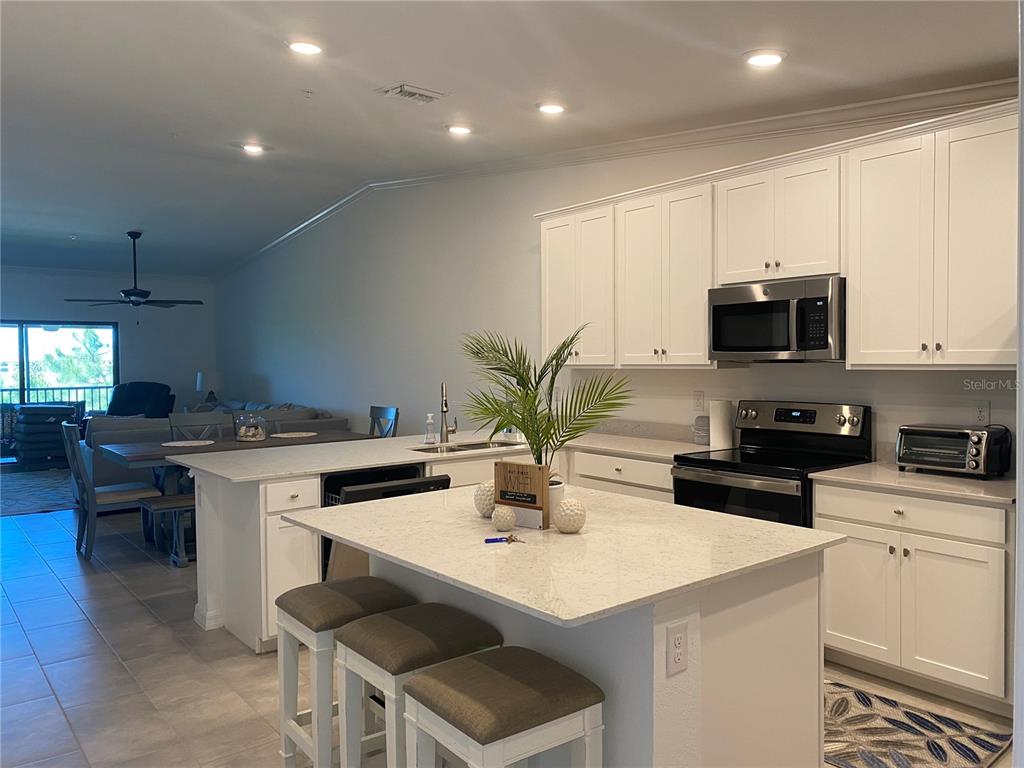 5664 PALMER CIR #202, BRADENTON, FL, 34211