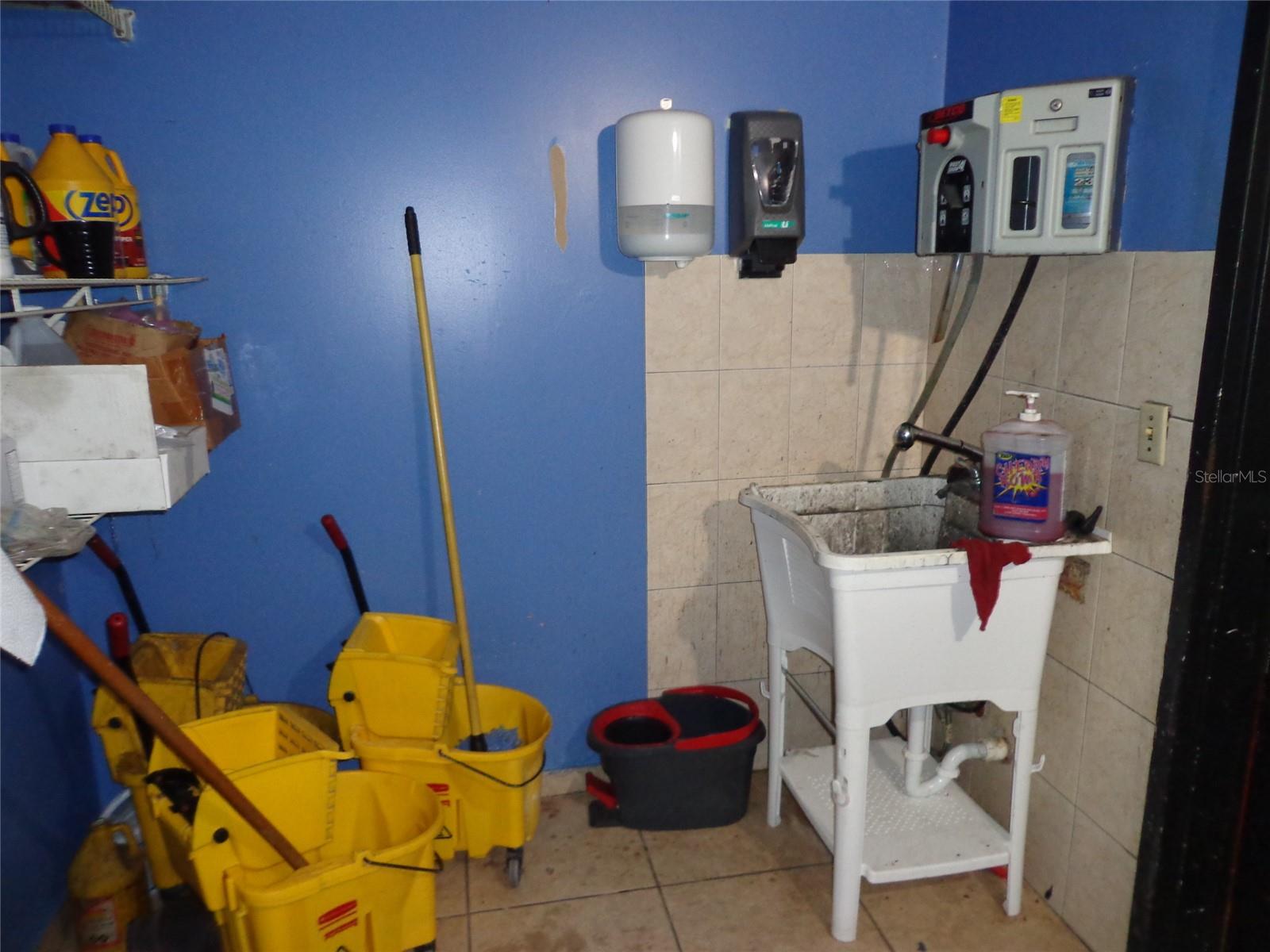 715 WEST WATERS AVE, TAMPA, FL, 33604