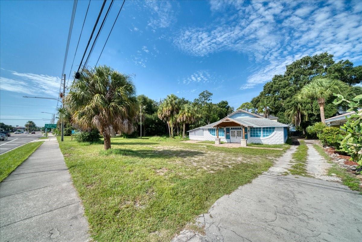 1040 BROADWAY, DUNEDIN, FL, 34698