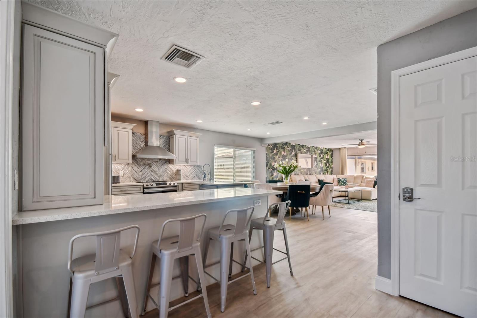 18301 SUNSET BLVD, REDINGTON SHORES, FL, 33708