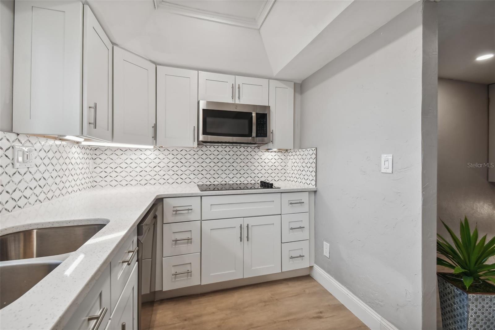 18301 SUNSET BLVD, REDINGTON SHORES, FL, 33708