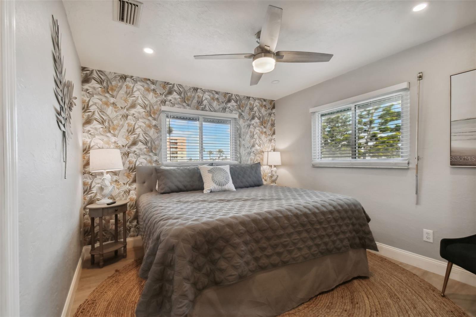 18301 SUNSET BLVD, REDINGTON SHORES, FL, 33708