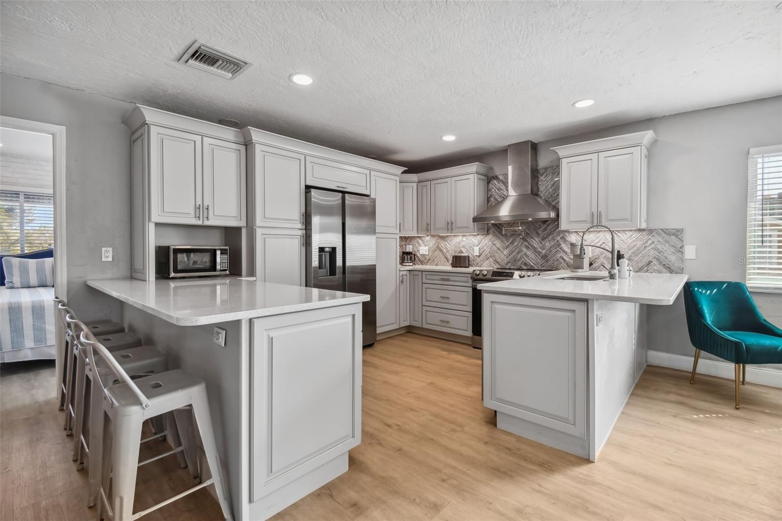 18301 SUNSET BLVD, REDINGTON SHORES, FL, 33708