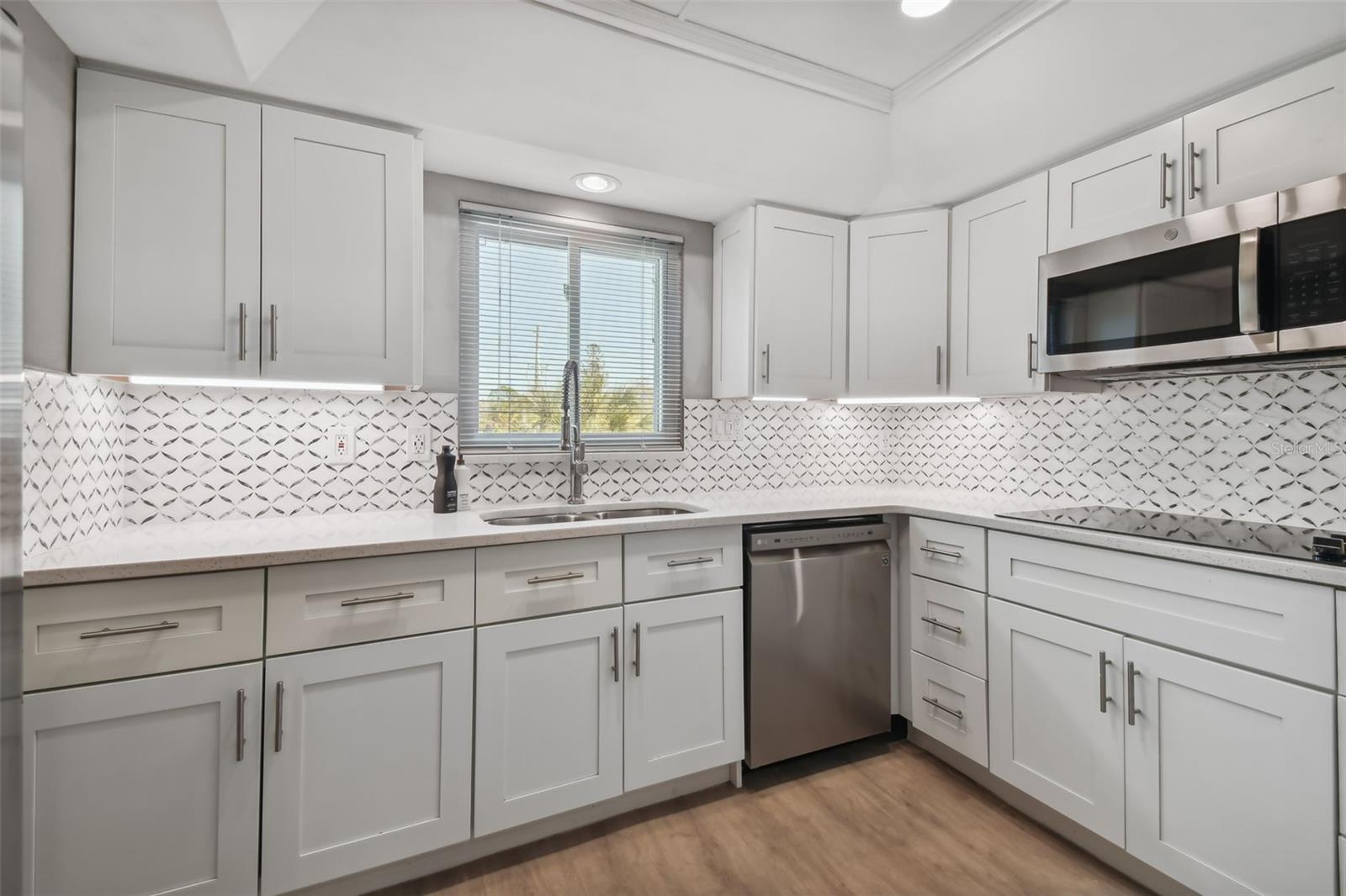 18301 SUNSET BLVD, REDINGTON SHORES, FL, 33708