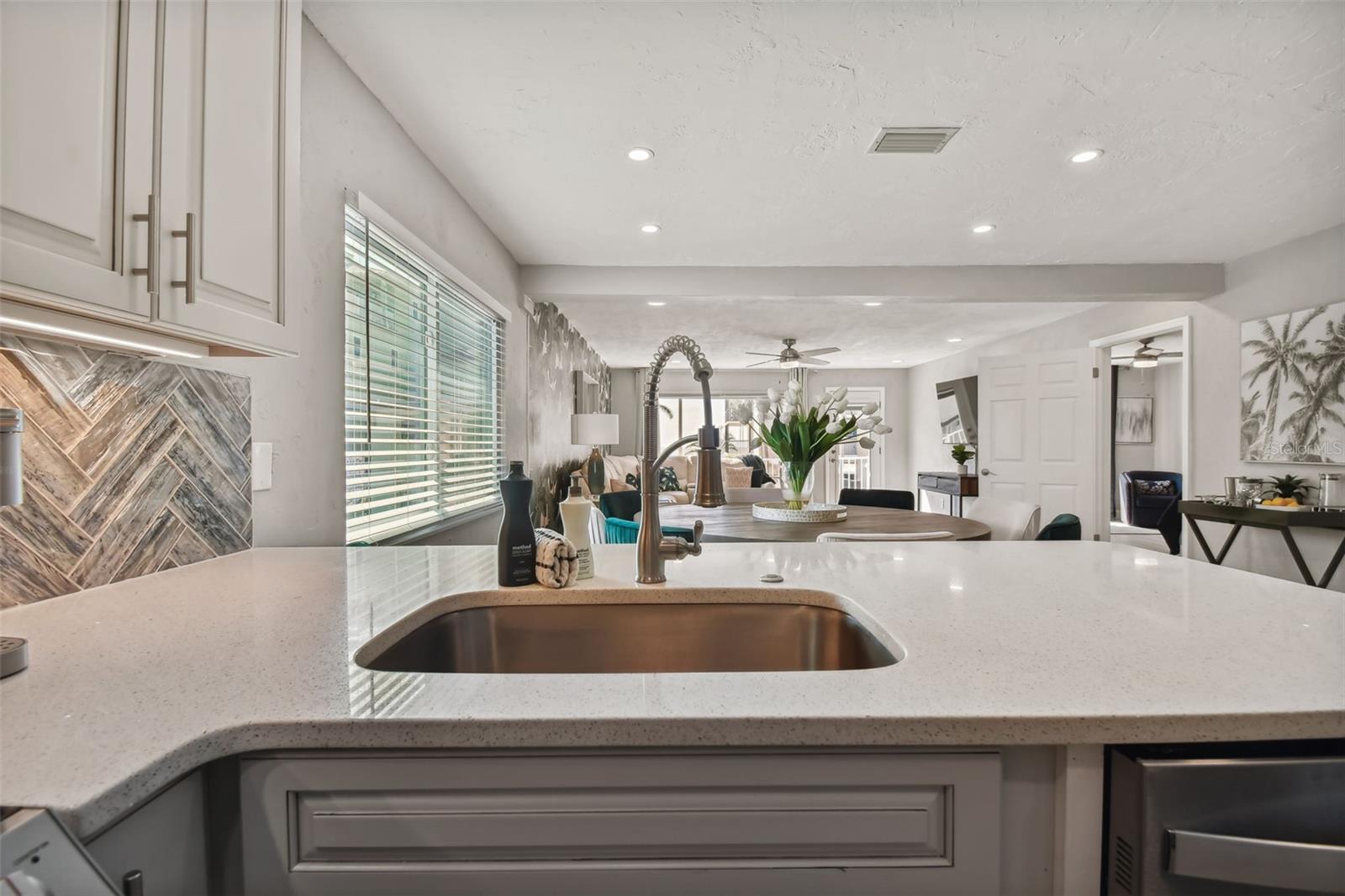 18301 SUNSET BLVD, REDINGTON SHORES, FL, 33708