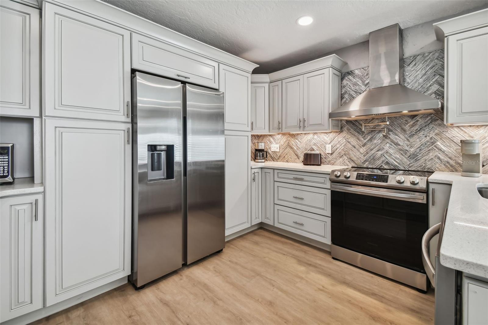 18301 SUNSET BLVD, REDINGTON SHORES, FL, 33708