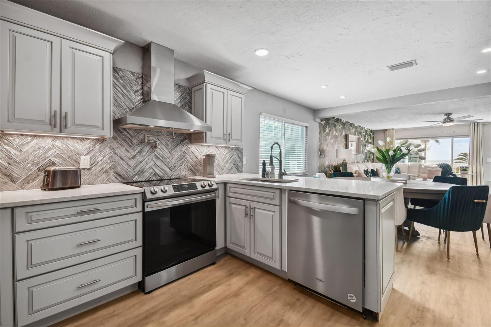 18301 SUNSET BLVD, REDINGTON SHORES, FL, 33708