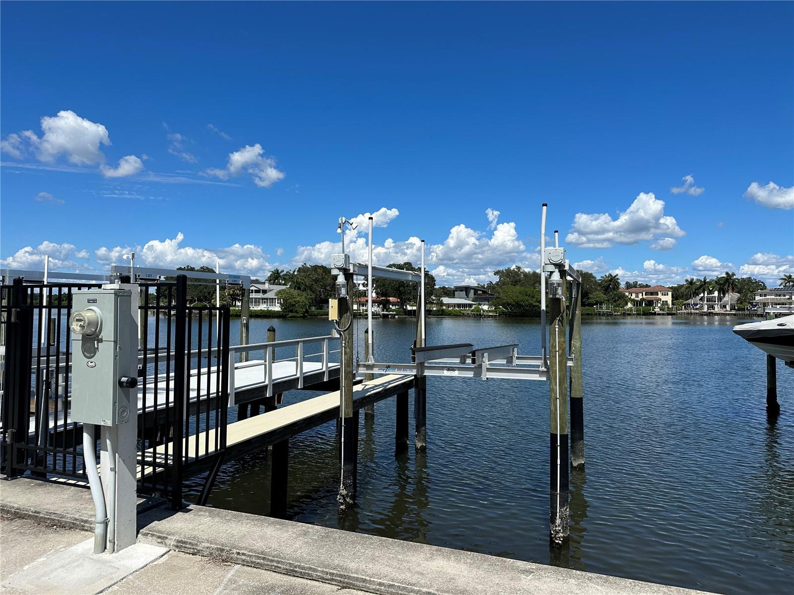 COFFEE POT BLVD NE, ST PETERSBURG, FL, 33704
