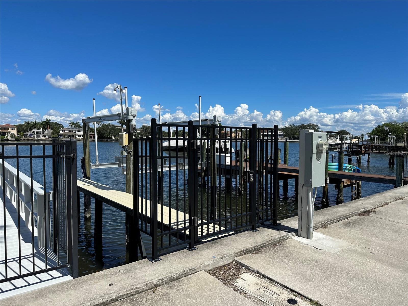 COFFEE POT BLVD NE, ST PETERSBURG, FL, 33704