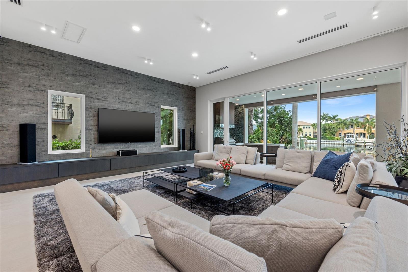 851 BRIGHTWATERS BLVD NE, ST PETERSBURG, FL, 33704