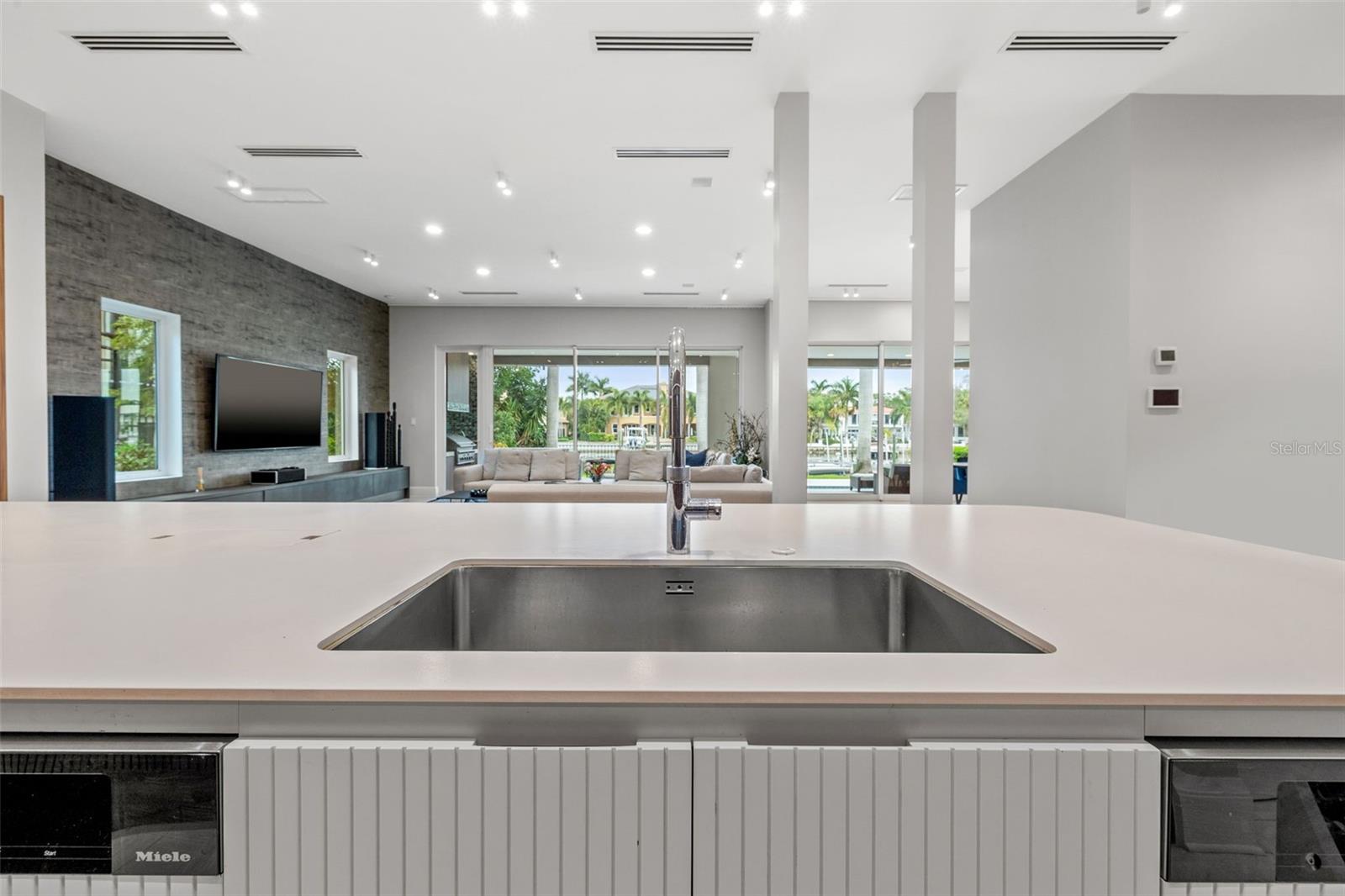 851 BRIGHTWATERS BLVD NE, ST PETERSBURG, FL, 33704