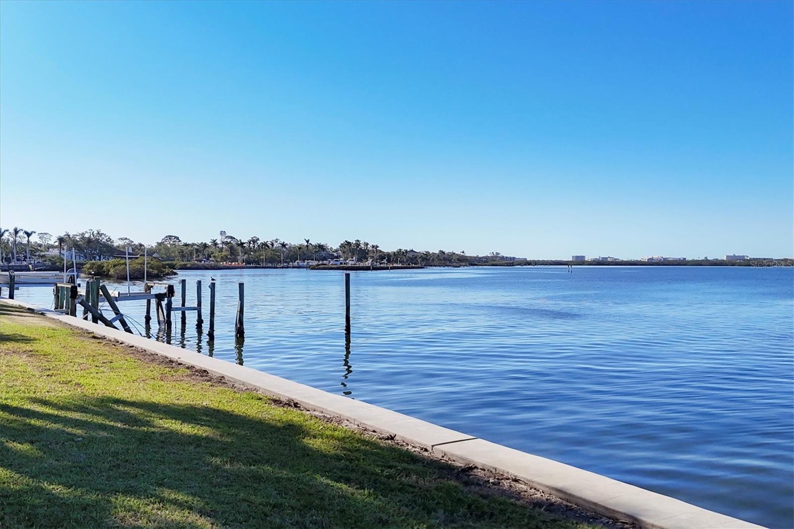 1136 N LAKE SHORE DR, SARASOTA, FL, 34231