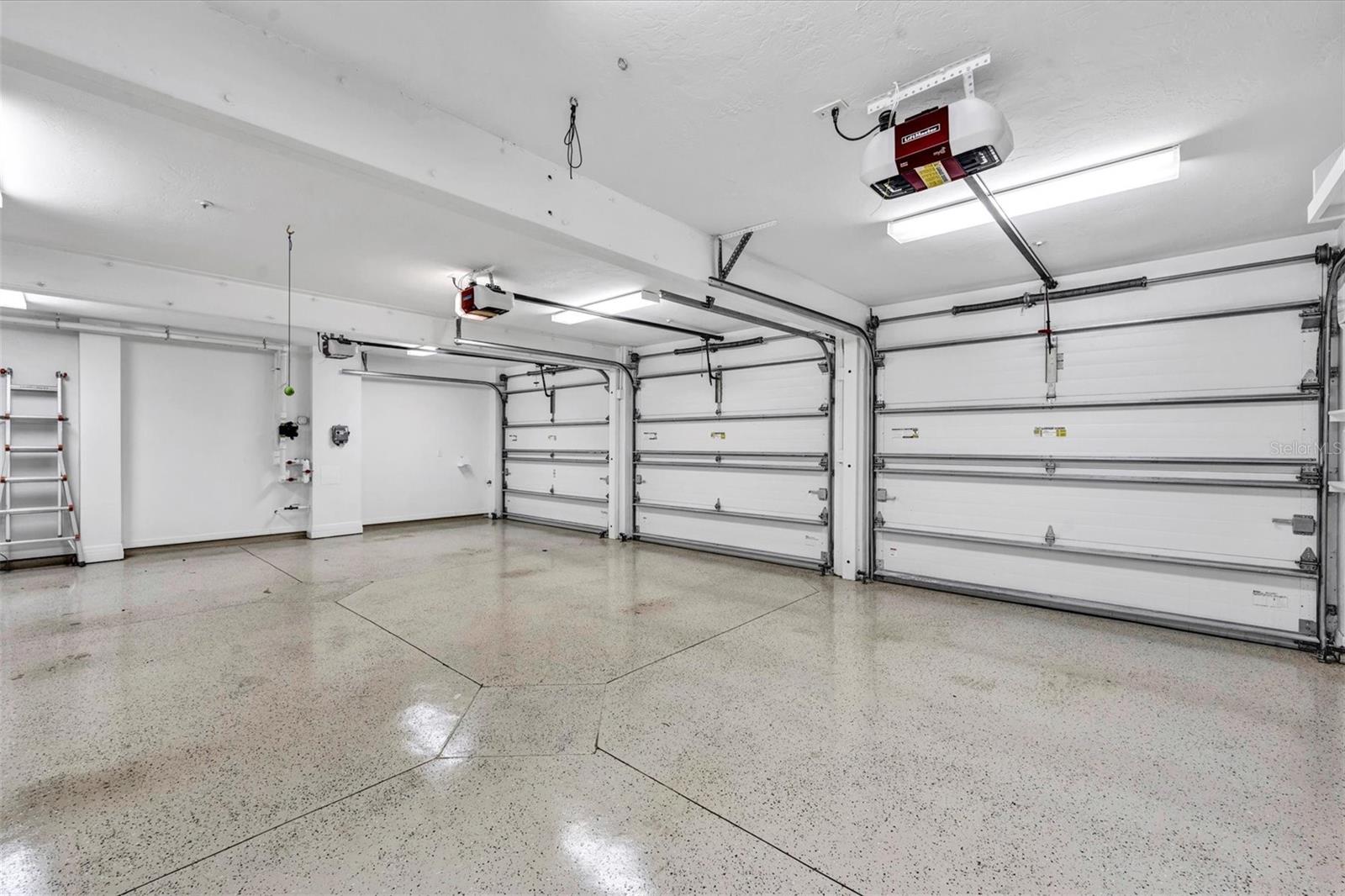 D6133862 Property Photo