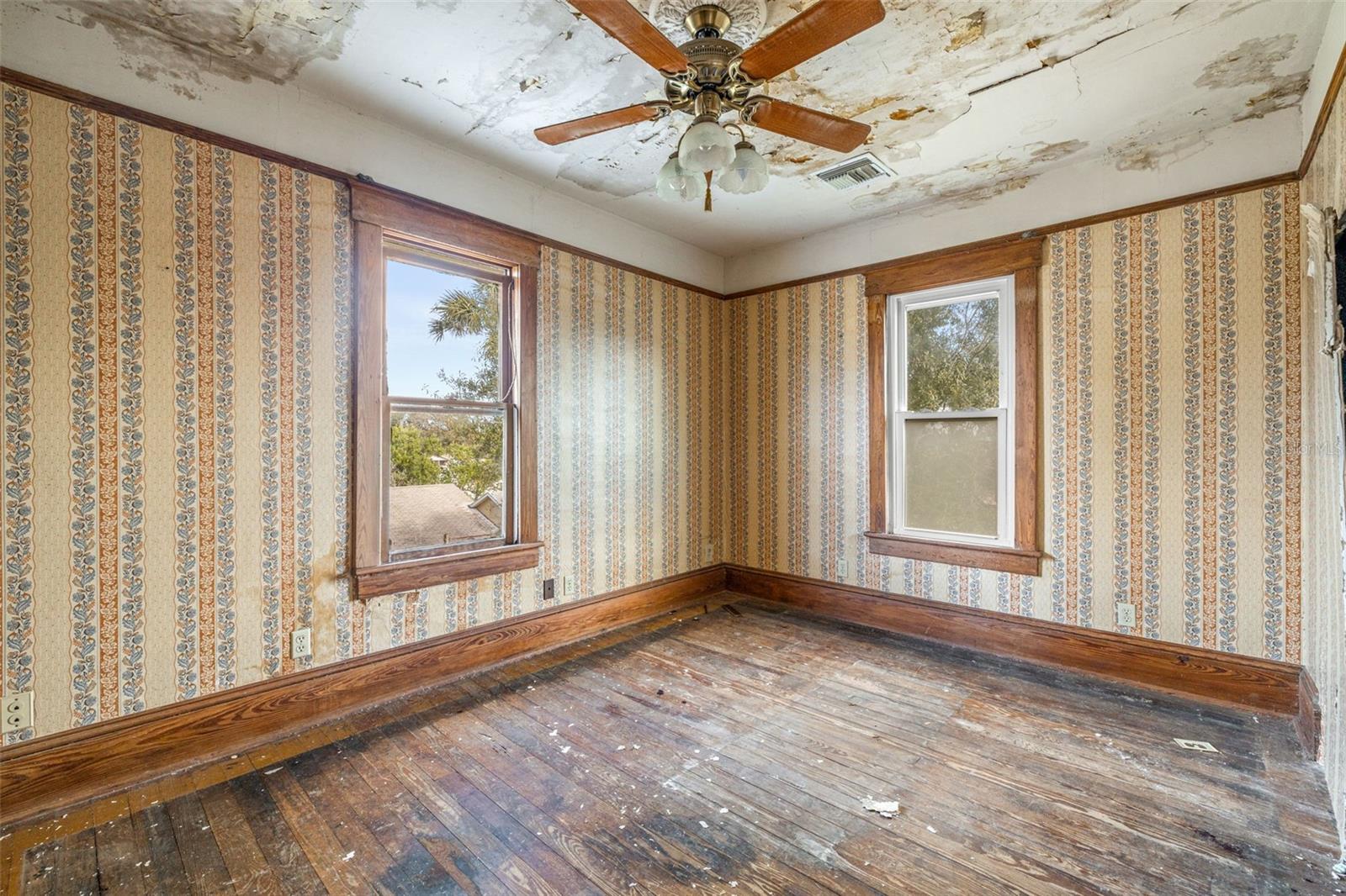 553 DIVISION ST, TARPON SPRINGS, FL, 34689