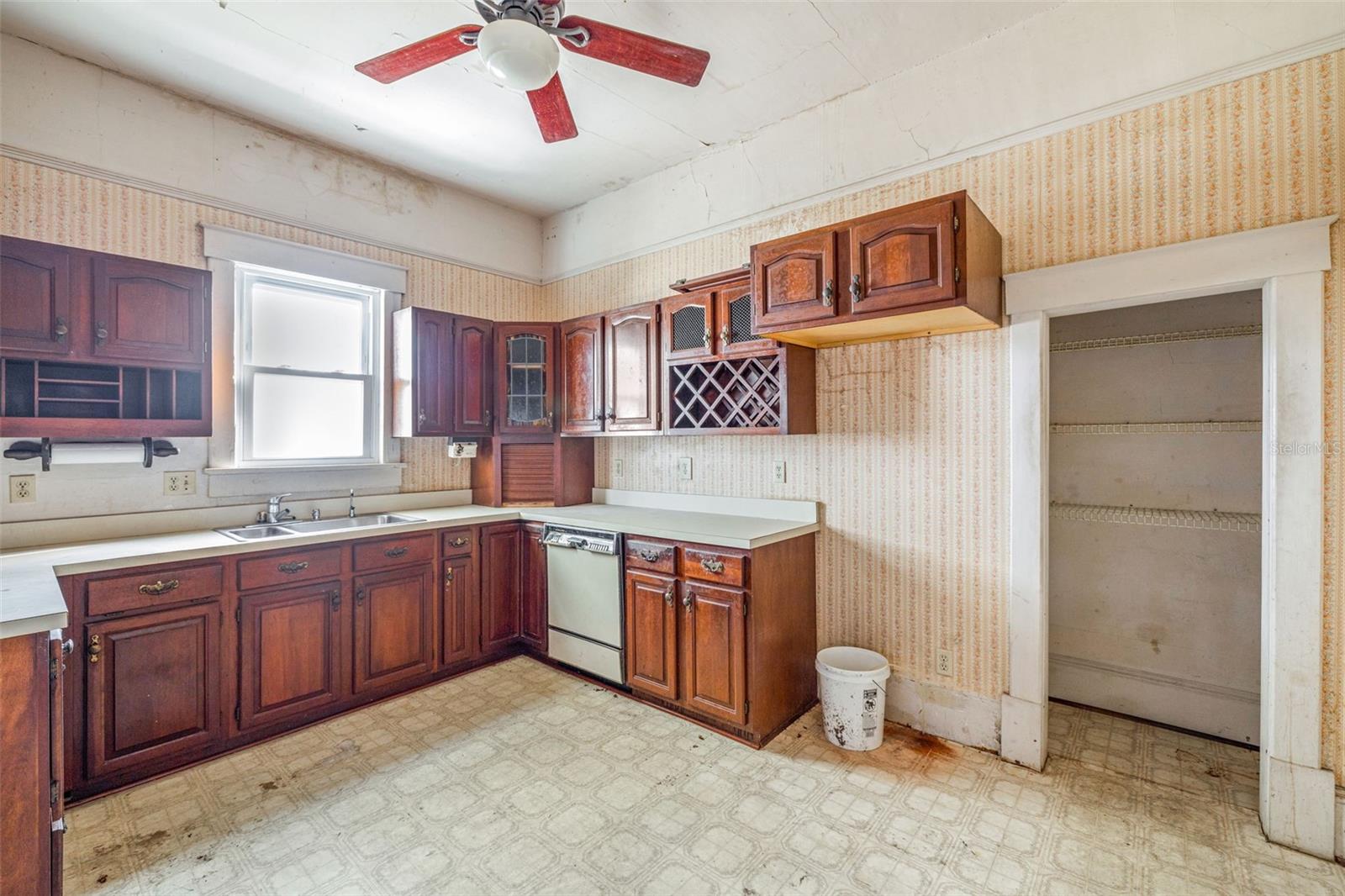 553 DIVISION ST, TARPON SPRINGS, FL, 34689