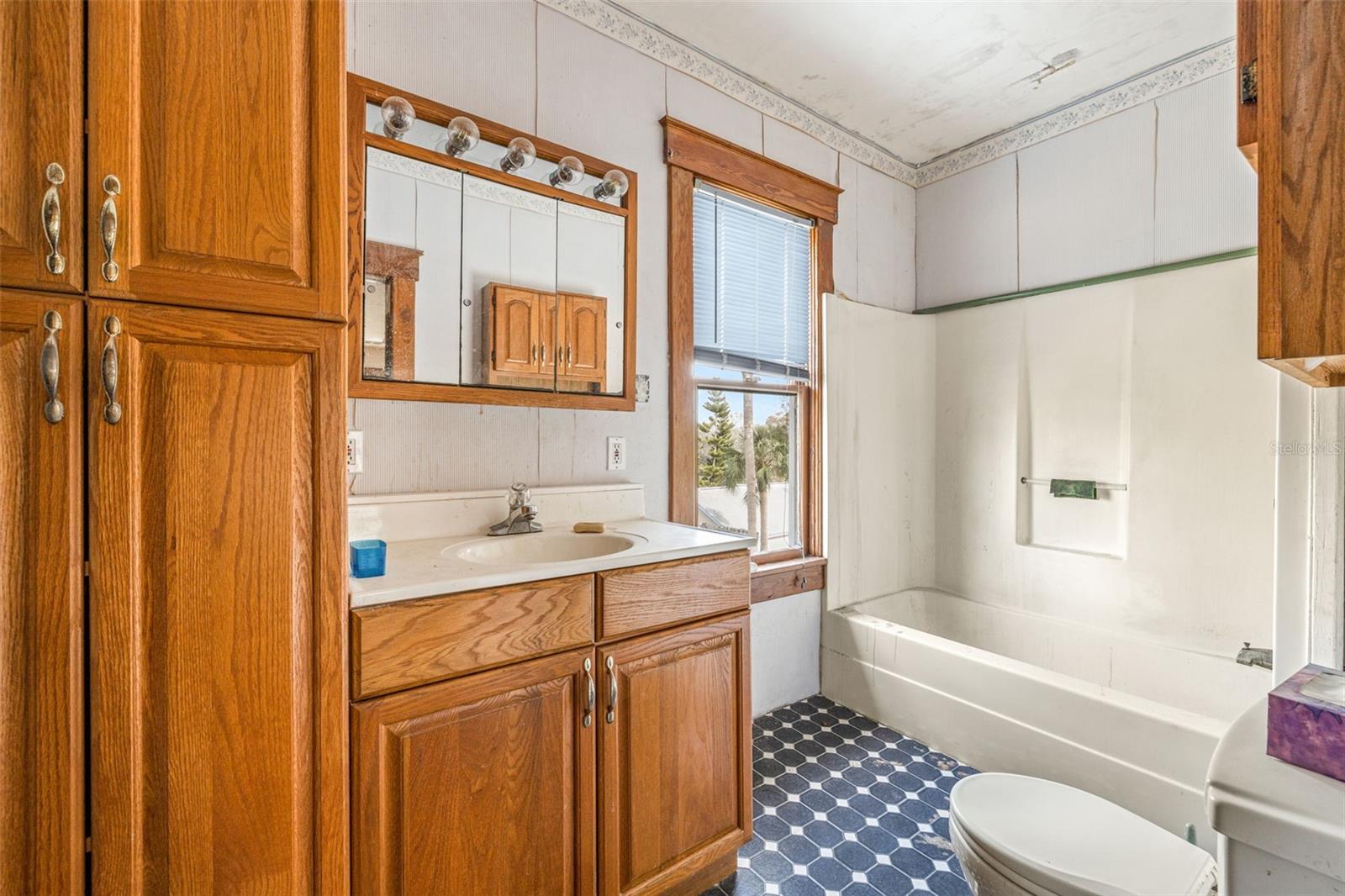 553 DIVISION ST, TARPON SPRINGS, FL, 34689