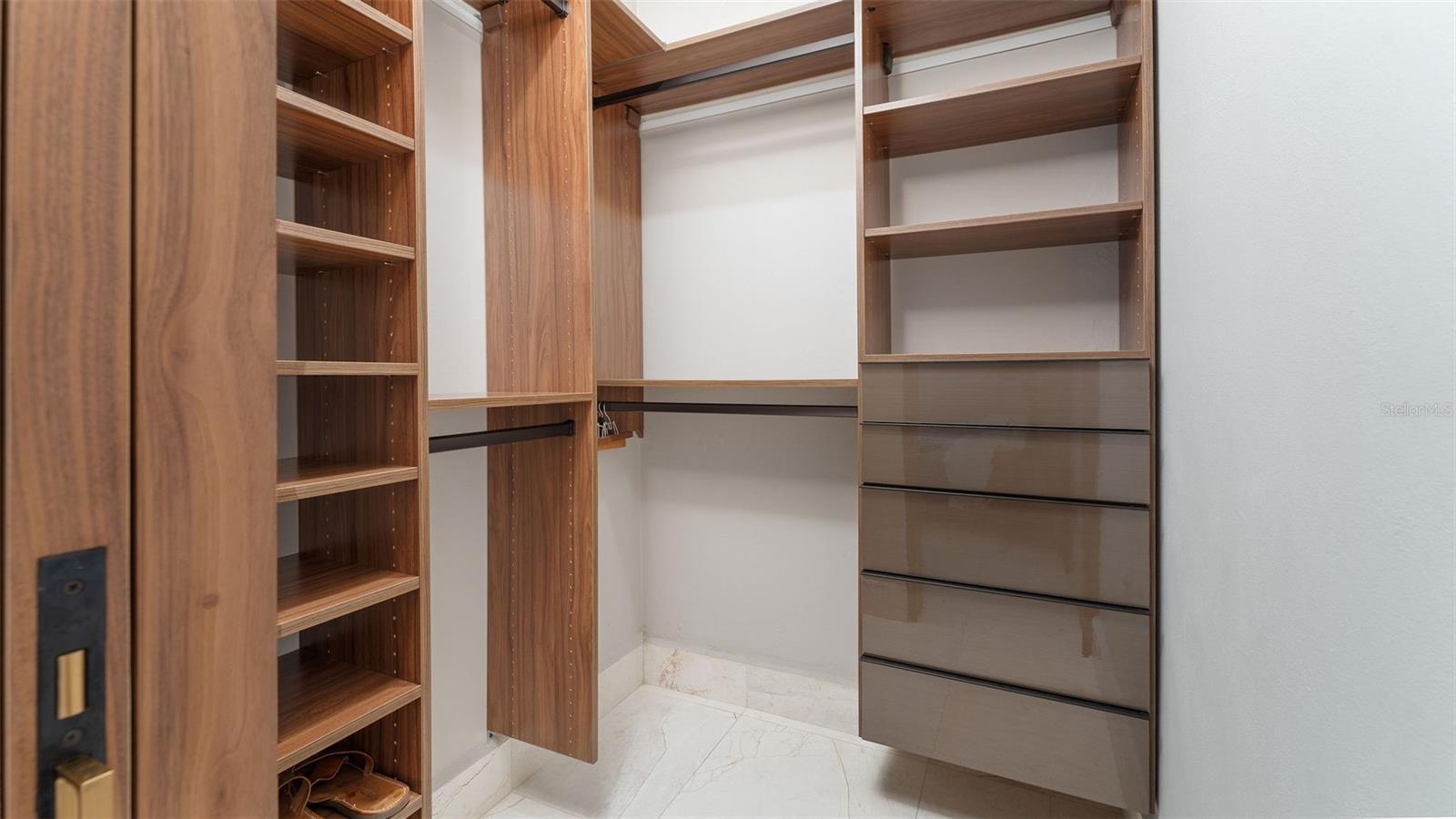 PR9103704 Property Photo