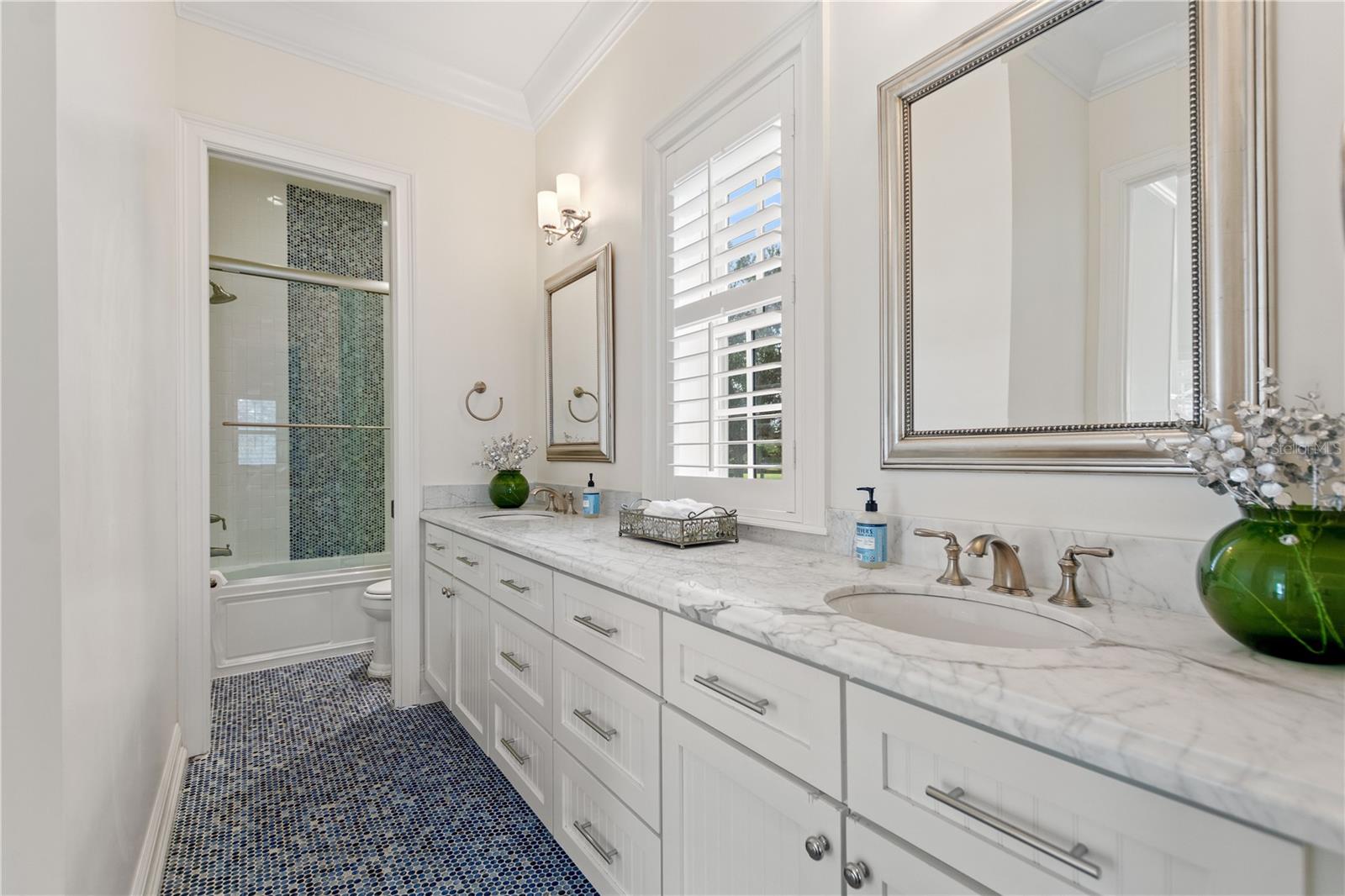 O6165579 Property Photo