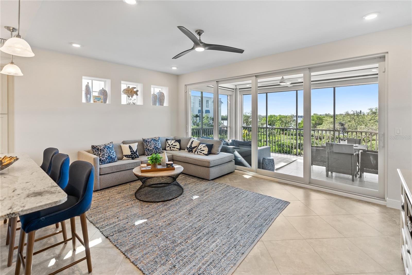392 ARUBA CIR #202, BRADENTON, FL, 34209