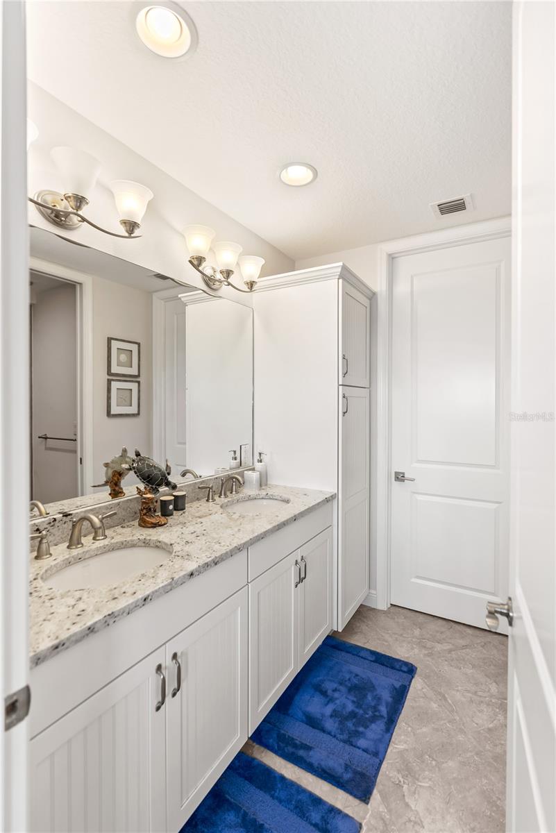 392 ARUBA CIR #202, BRADENTON, FL, 34209