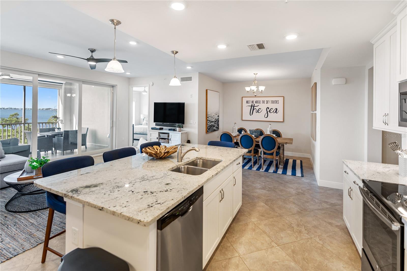 392 ARUBA CIR #202, BRADENTON, FL, 34209