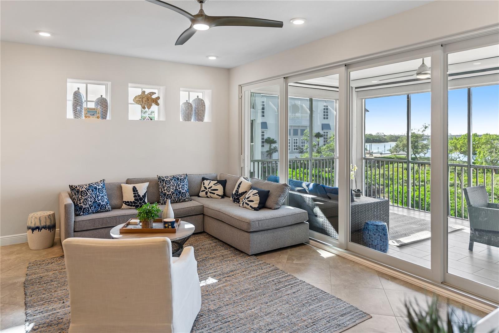 392 ARUBA CIR #202, BRADENTON, FL, 34209