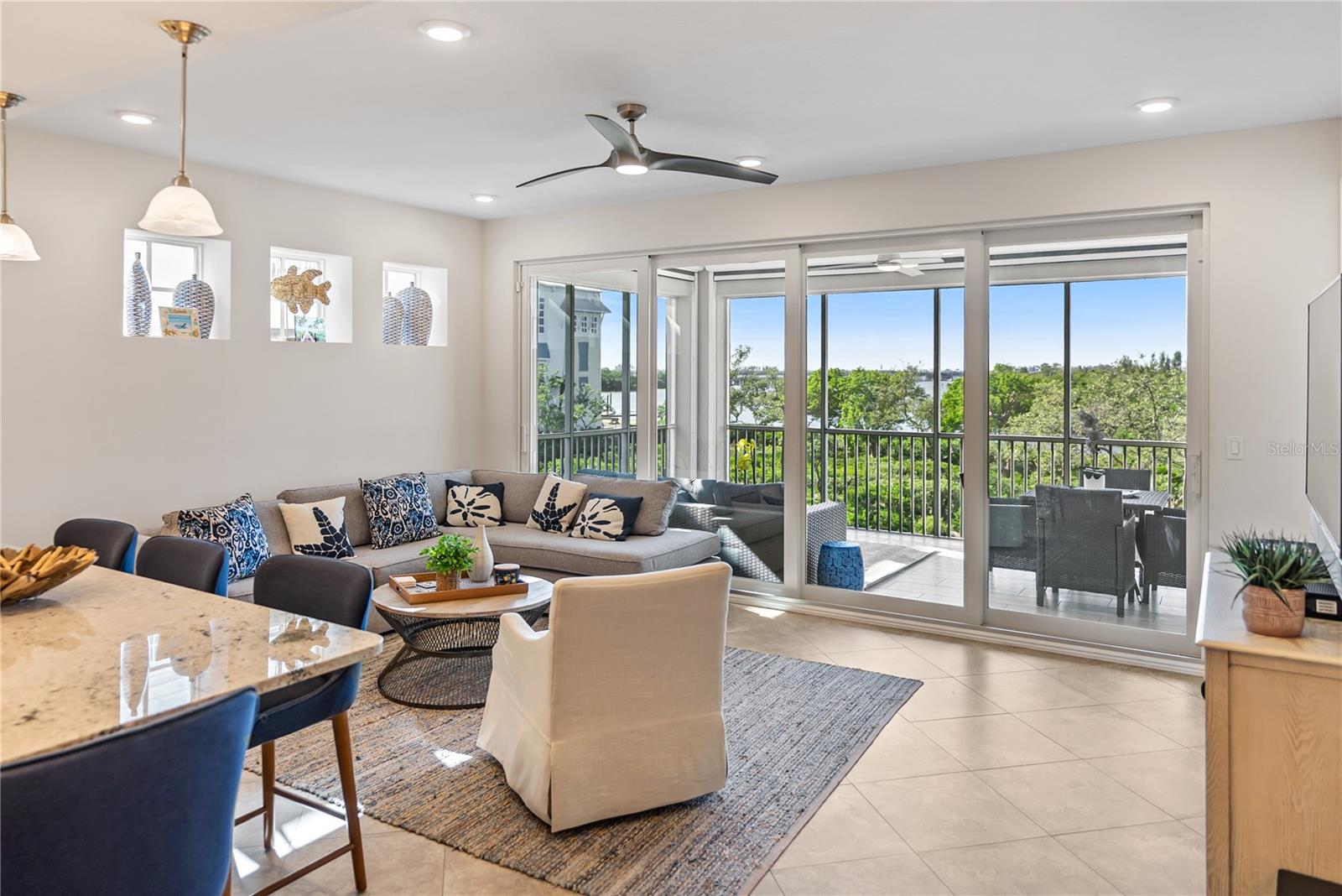 392 ARUBA CIR #202, BRADENTON, FL, 34209