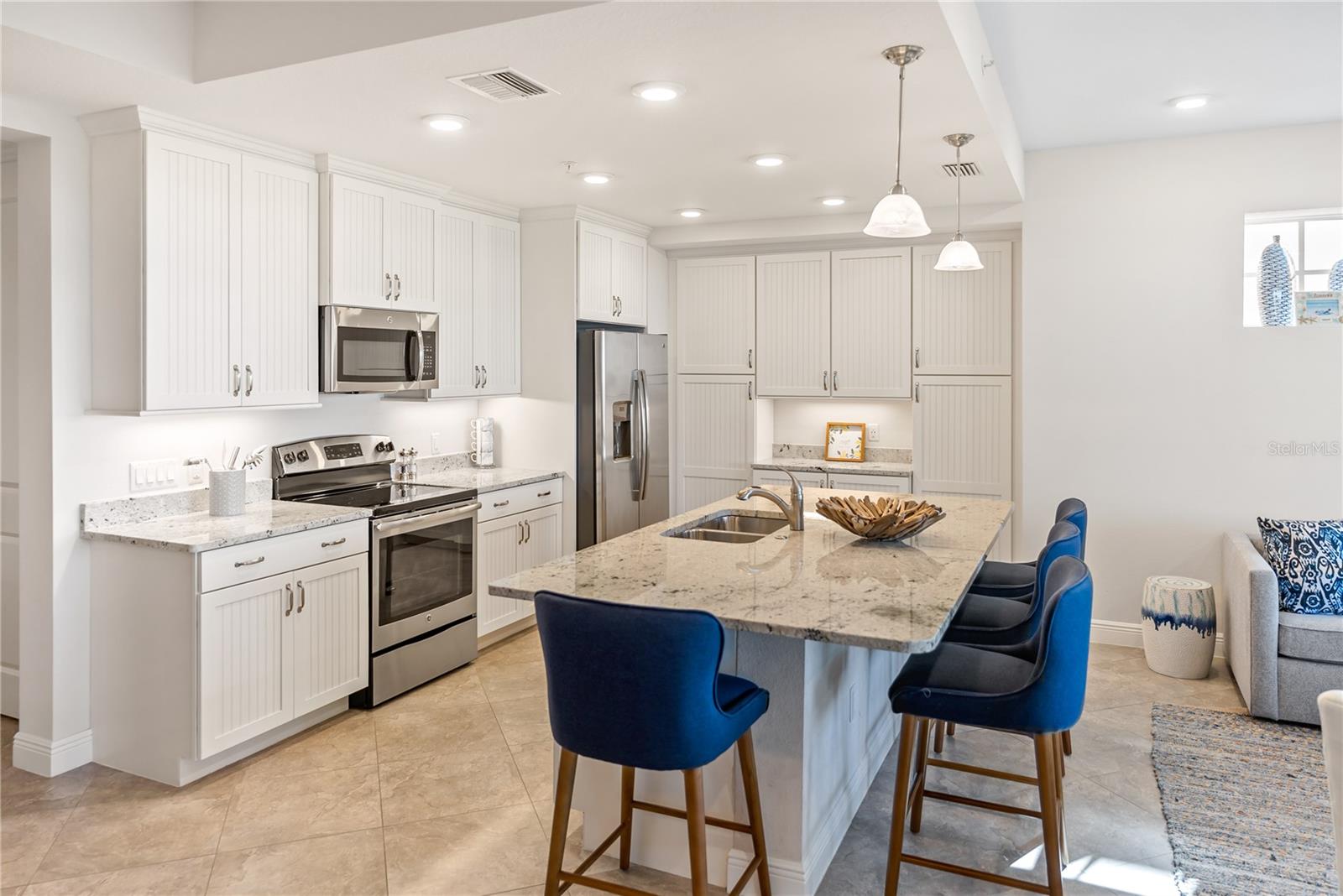392 ARUBA CIR #202, BRADENTON, FL, 34209