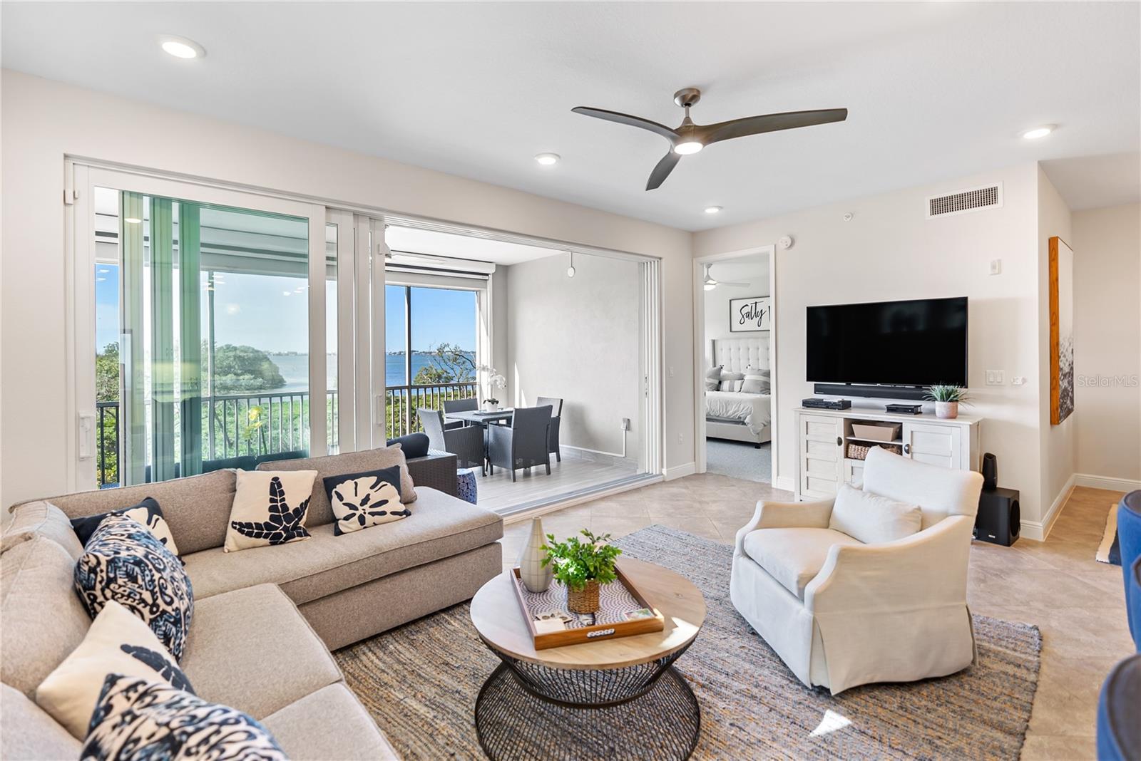 392 ARUBA CIR #202, BRADENTON, FL, 34209