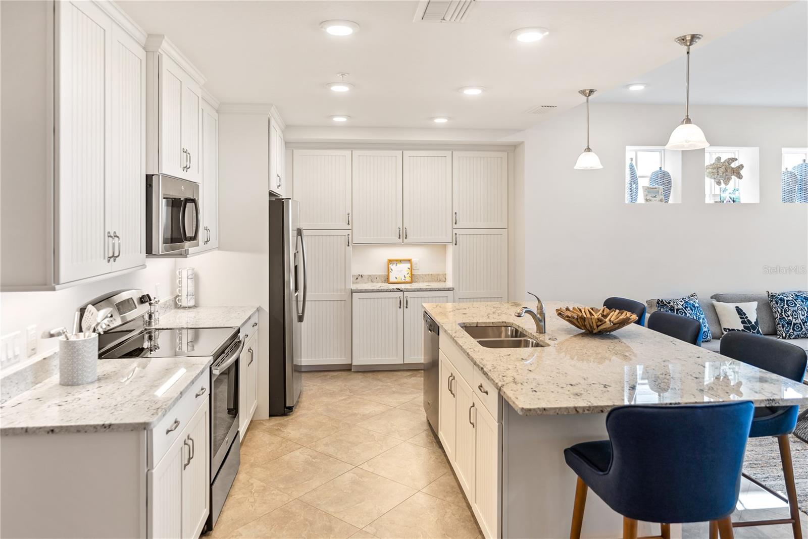 392 ARUBA CIR #202, BRADENTON, FL, 34209
