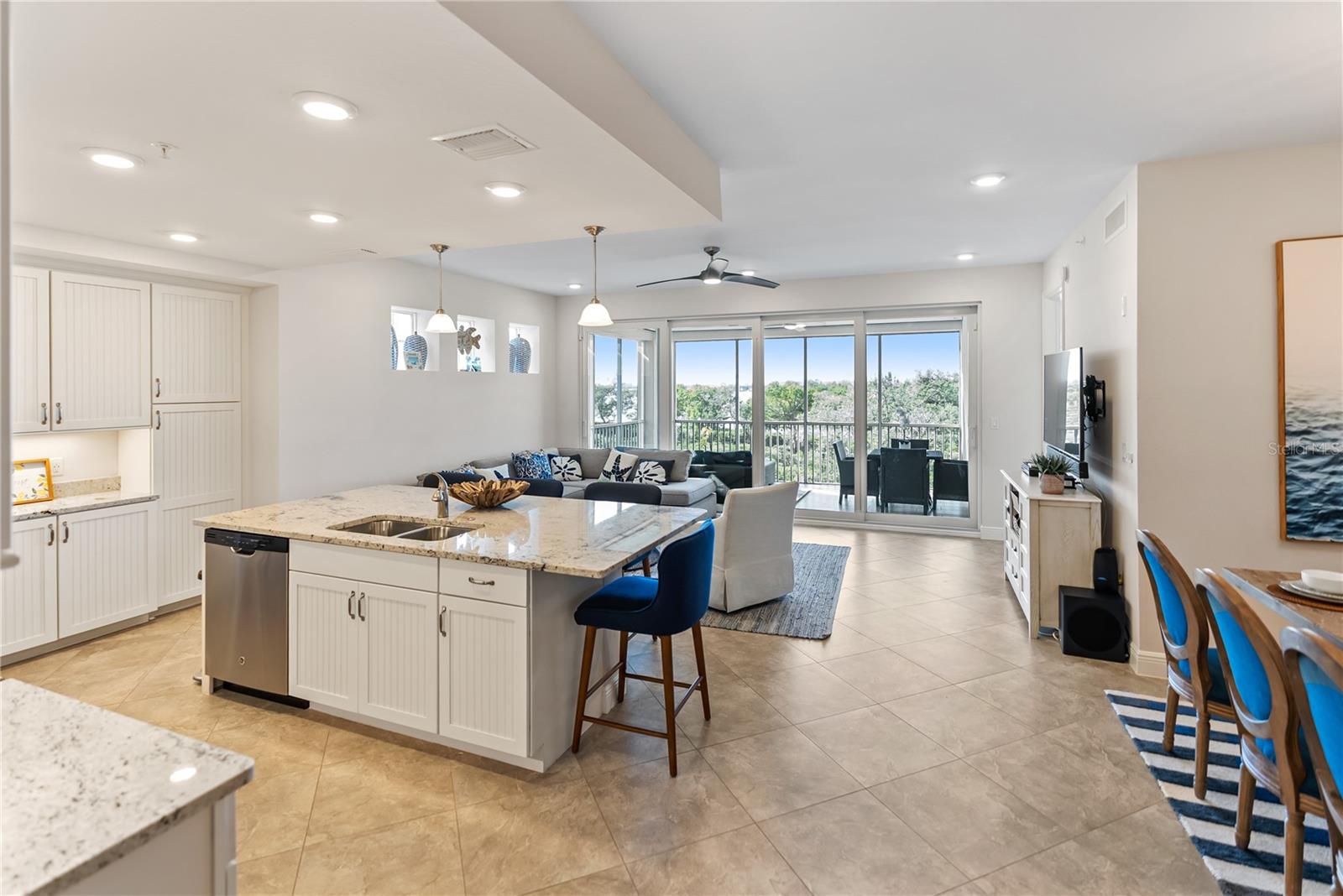 392 ARUBA CIR #202, BRADENTON, FL, 34209