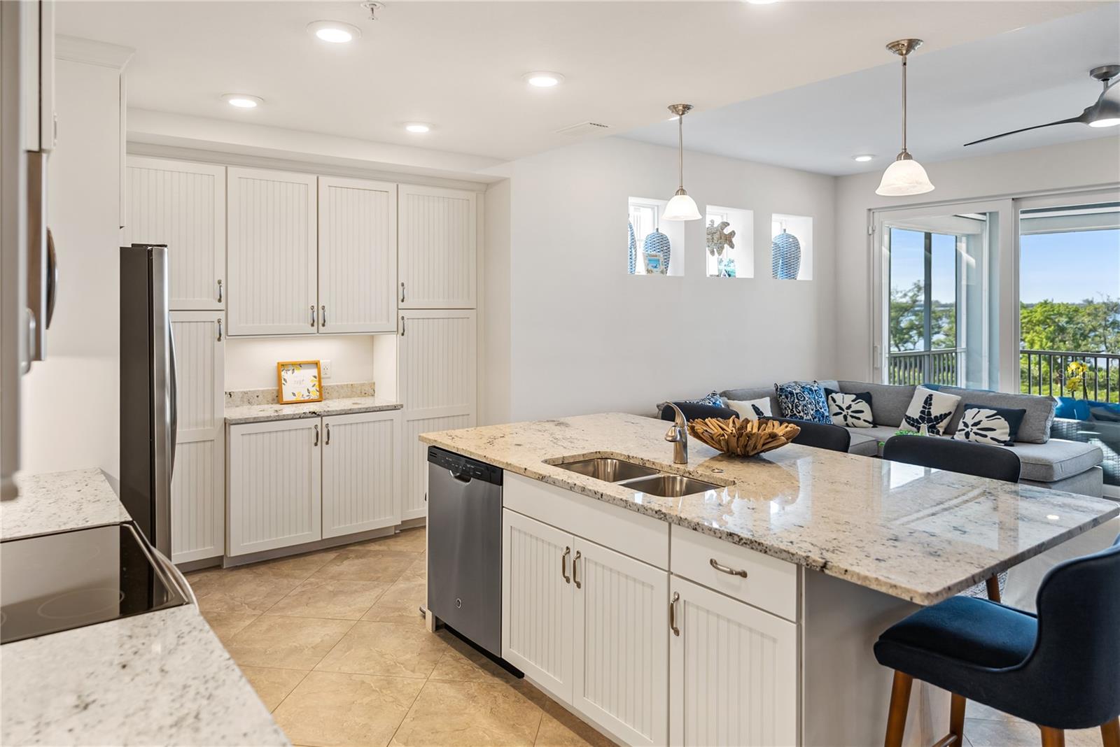 392 ARUBA CIR #202, BRADENTON, FL, 34209