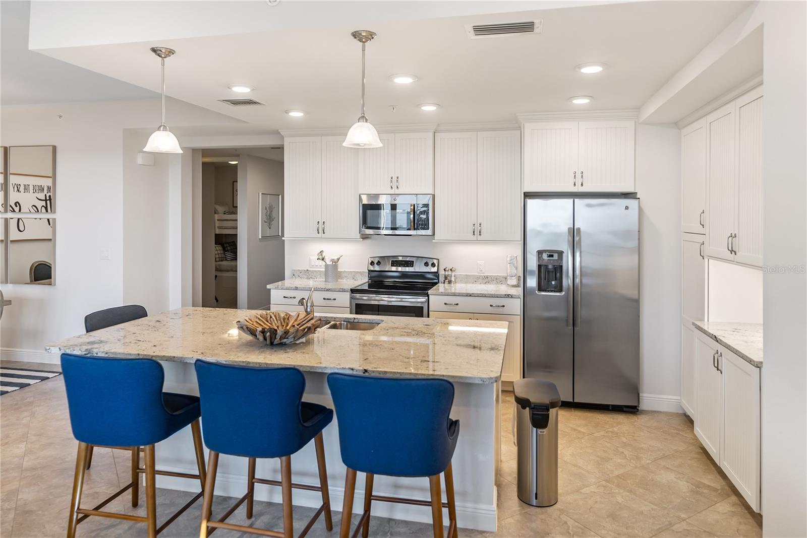 392 ARUBA CIR #202, BRADENTON, FL, 34209