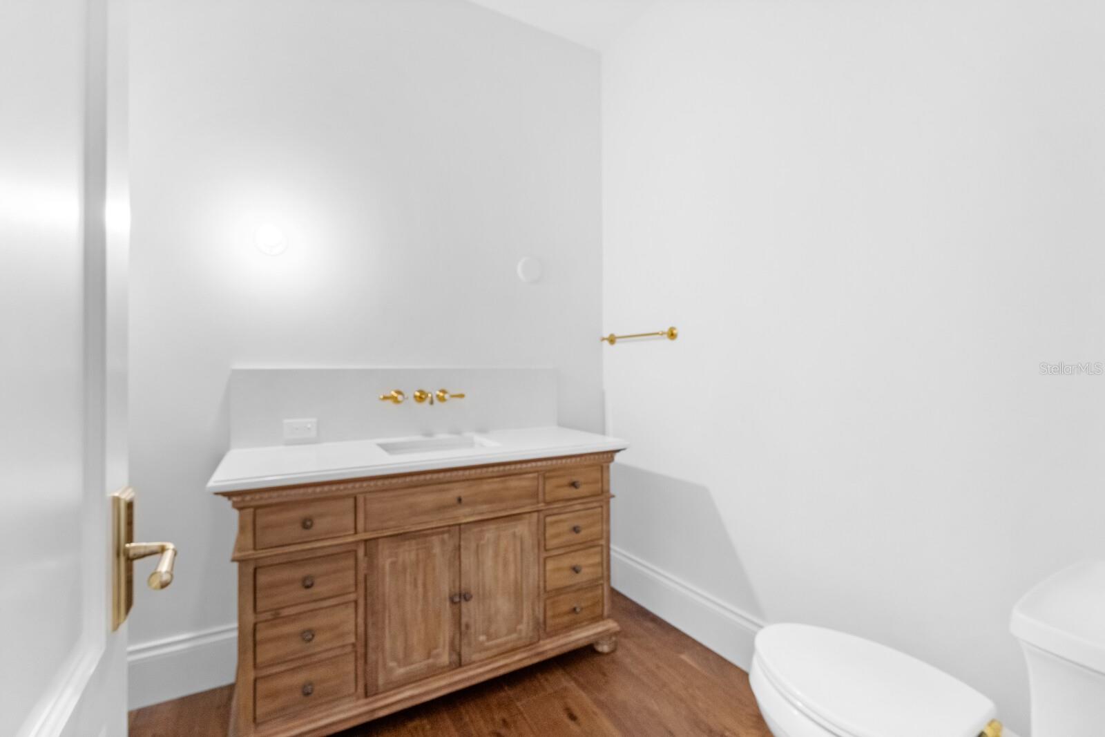 D6134942 Property Photo