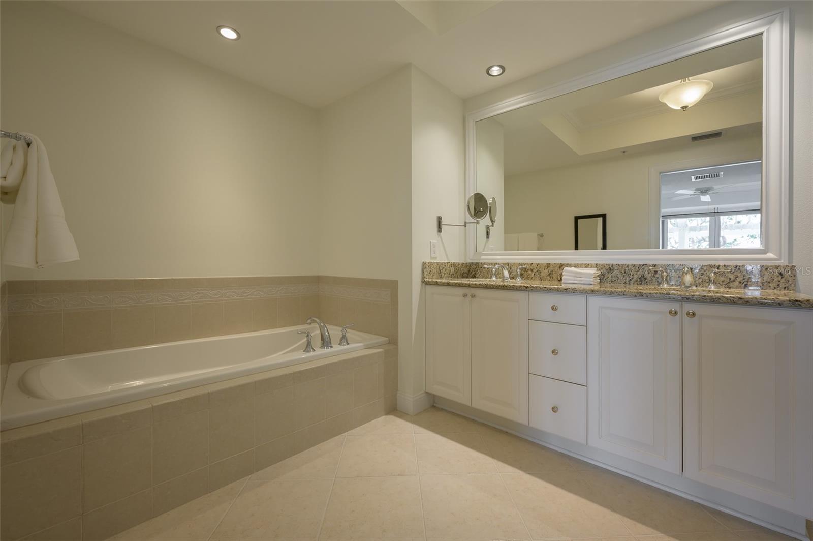 1660 SUMMERHOUSE LN #102, SARASOTA, FL, 34242