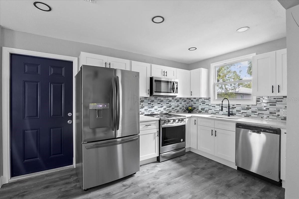 3007 DIXIE AVE, SARASOTA, FL, 34234