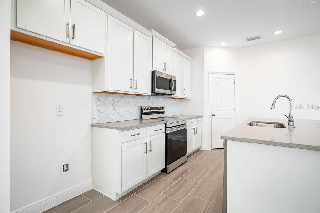 1860 ROSS HAMMOCK AVE, GROVELAND, FL, 34736