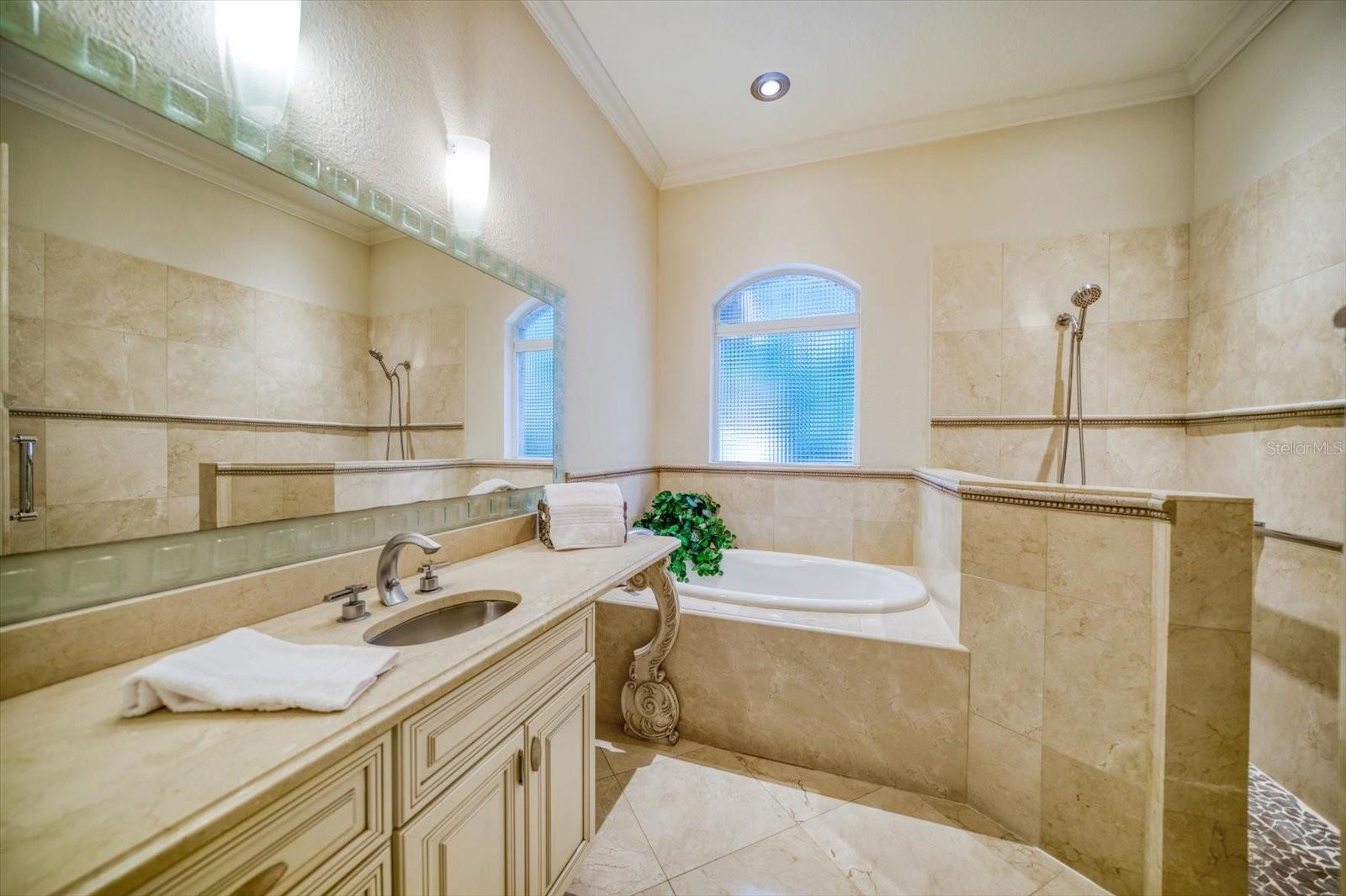 201 BLUFF VIEW DR, BELLEAIR BLUFFS, FL, 33770