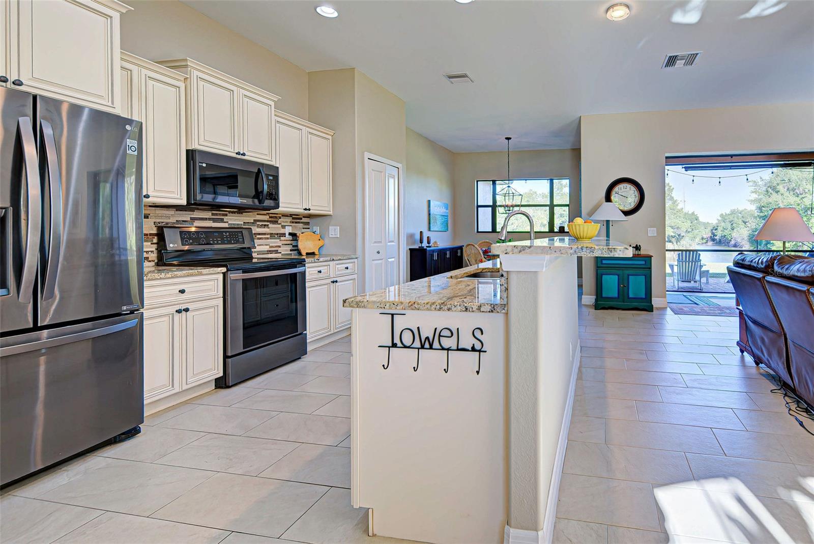 545 PEMBROKE DR, PORT CHARLOTTE, FL, 33954