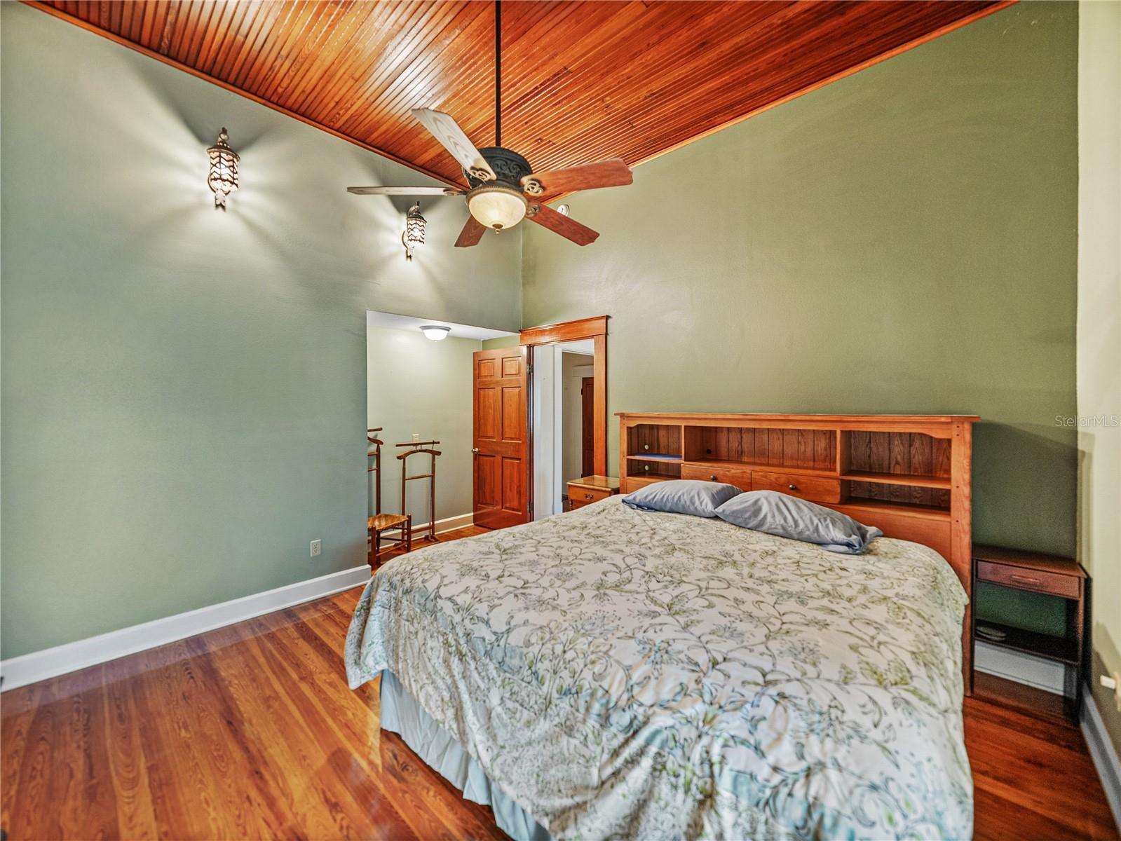 102 S LAKESHORE BLVD, LAKE WALES, FL, 33853