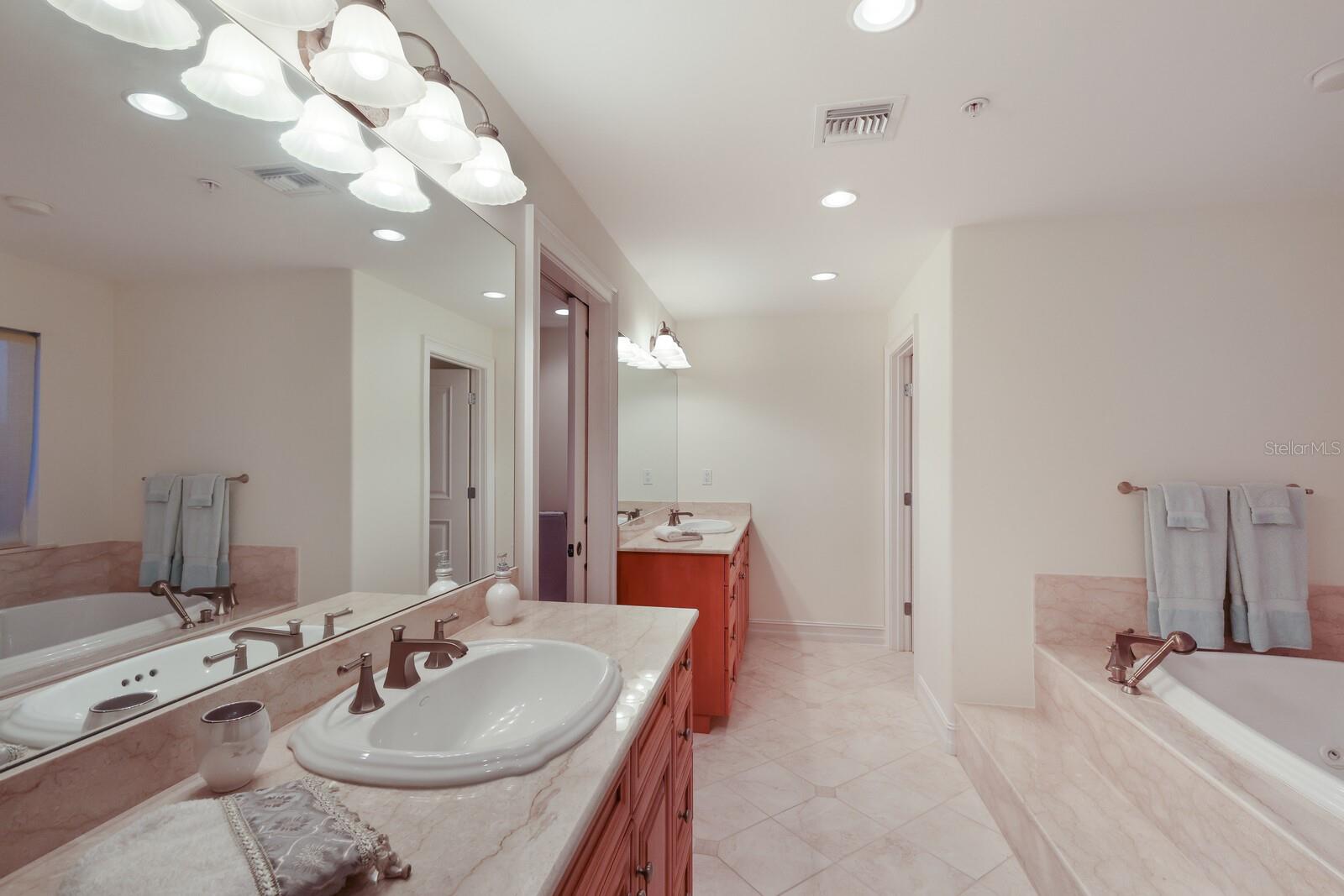 405 BEACH RD #B, SARASOTA, FL, 34242