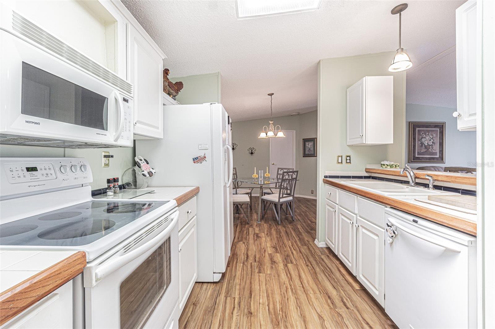 37607 NEUKOM AVE, ZEPHYRHILLS, FL, 33541