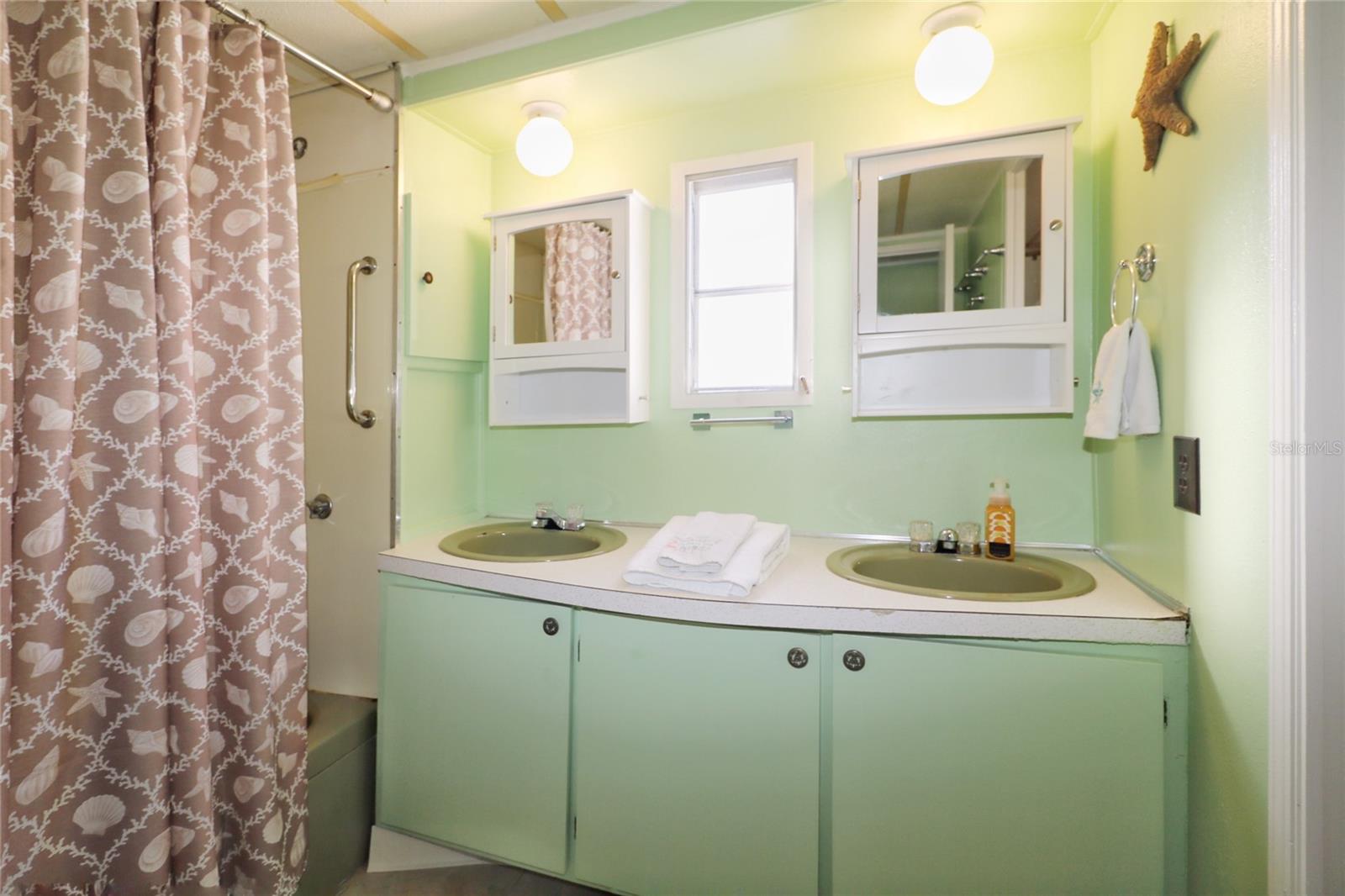 116 W SAINT JOHNS WAY, APOLLO BEACH, FL, 33572