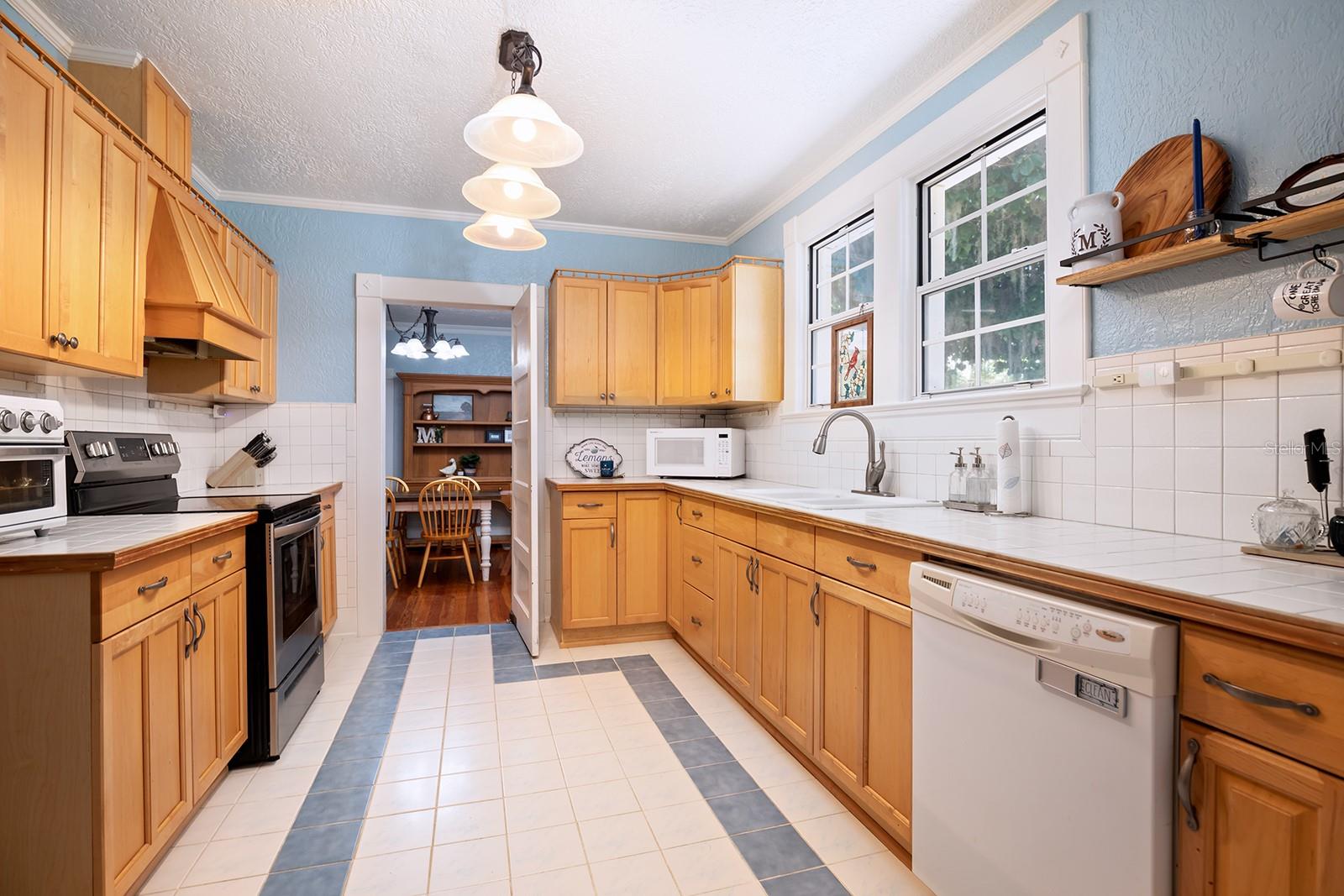 57 S TROWELL AVE, UMATILLA, FL, 32784