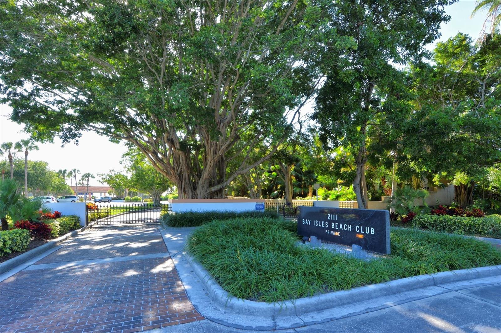 2383 HARBOUR OAKS DR, LONGBOAT KEY, FL, 34228